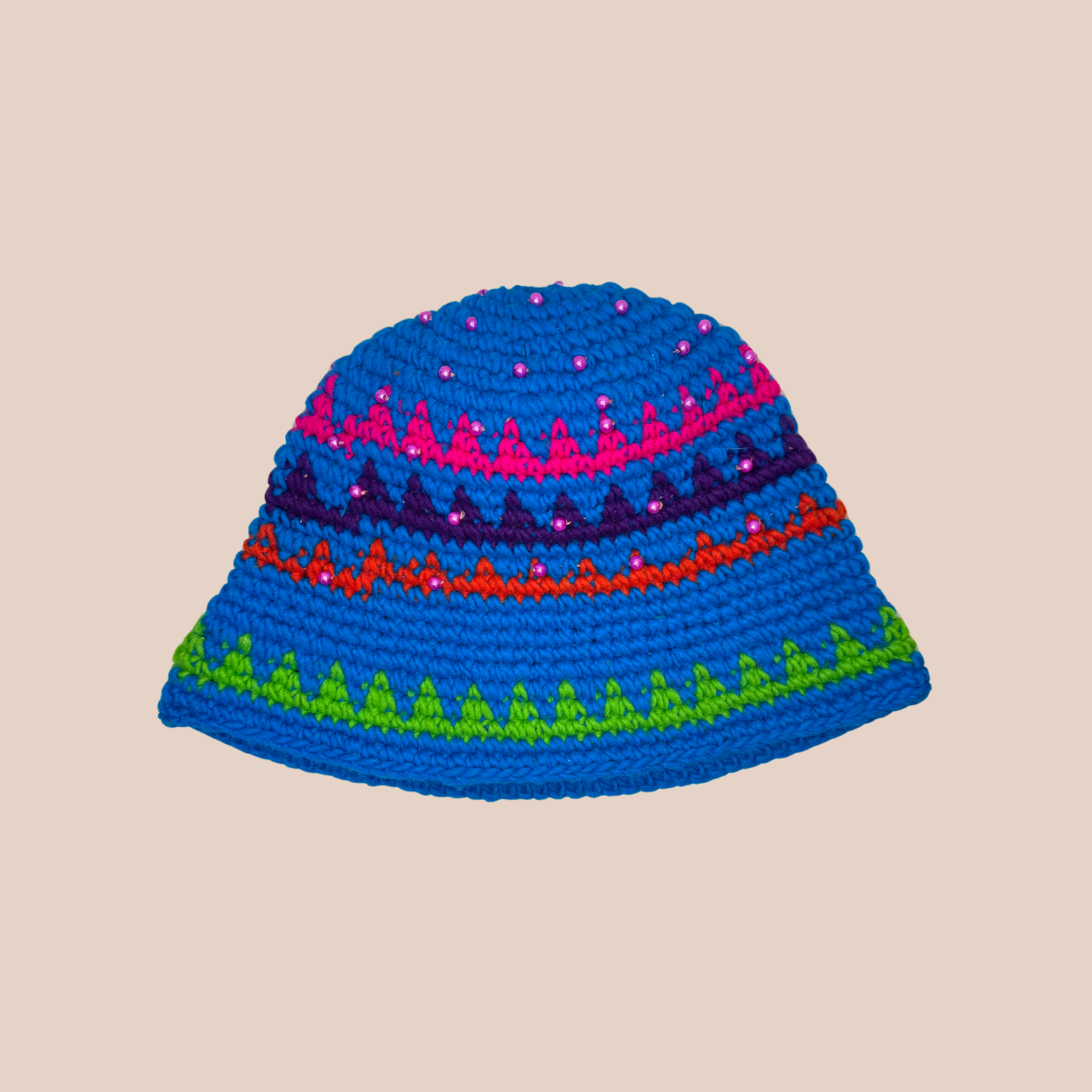 Image du bucket hat de Maison Badigo, bucket hat (bob) en laine crocheté détail perles multicolore et tendance