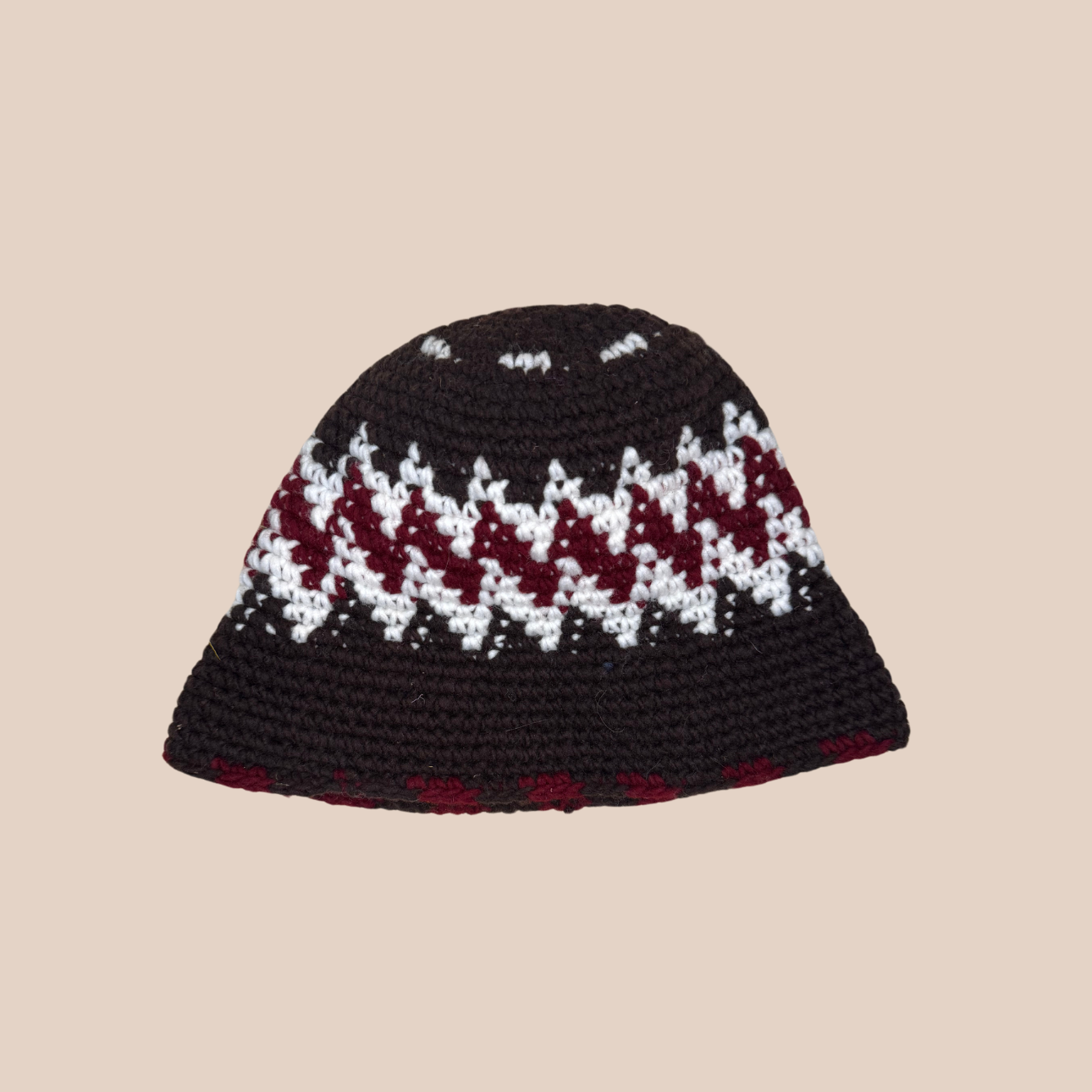 Image d'un bucket hat crocheté en laine et acrylique, arborant des couleurs vives et audacieuses