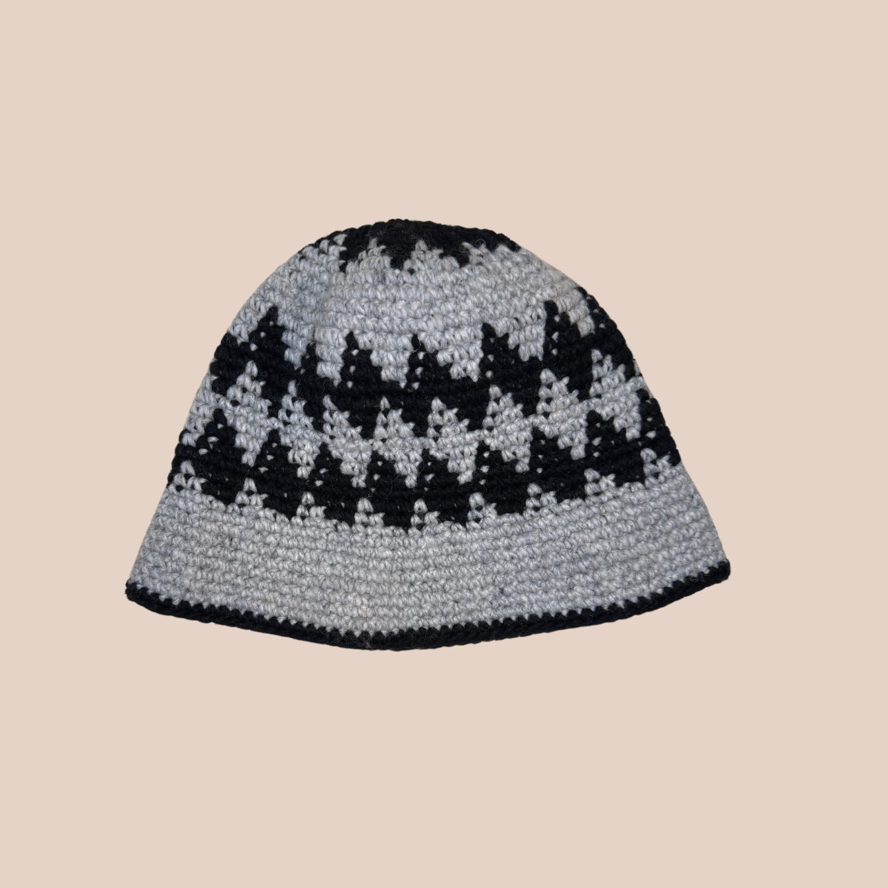 Image d'un bucket hat crocheté en laine et acrylique, arborant des couleurs vives et audacieuses