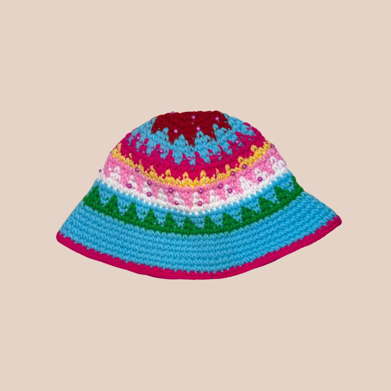 Image d'un bucket hat crocheté en laine et acrylique arborant des couleurs vives et audacieuses, perles cousues main