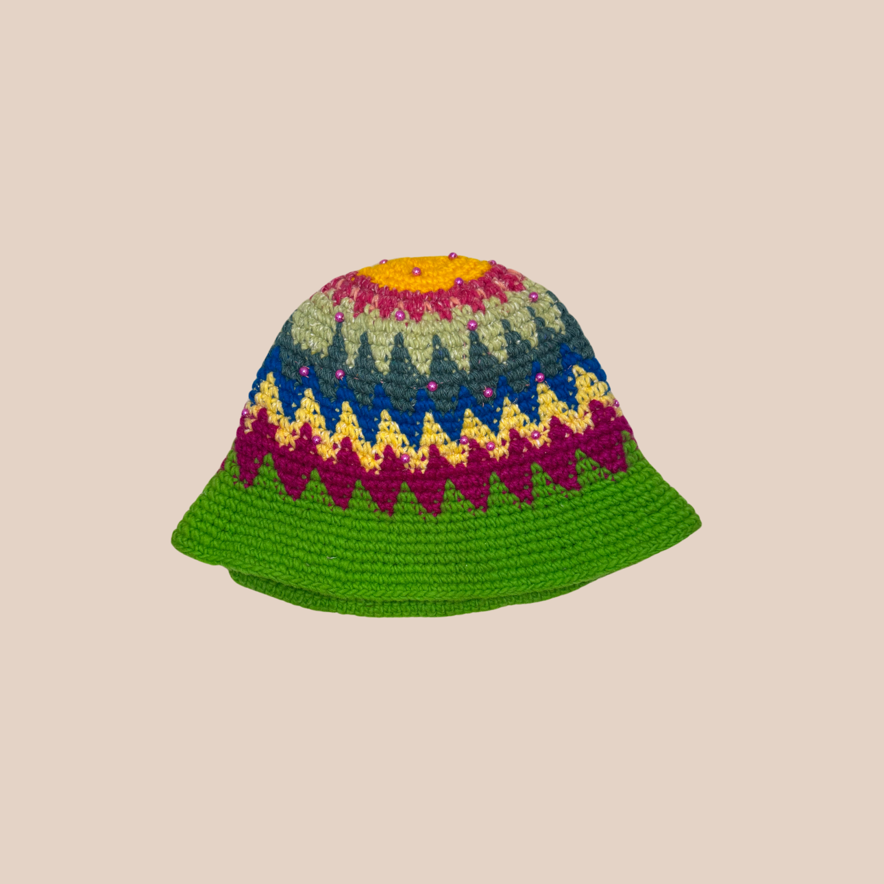 Image d'un bucket hat crocheté en laine et acrylique arborant des couleurs vives et audacieuses, perles cousues main