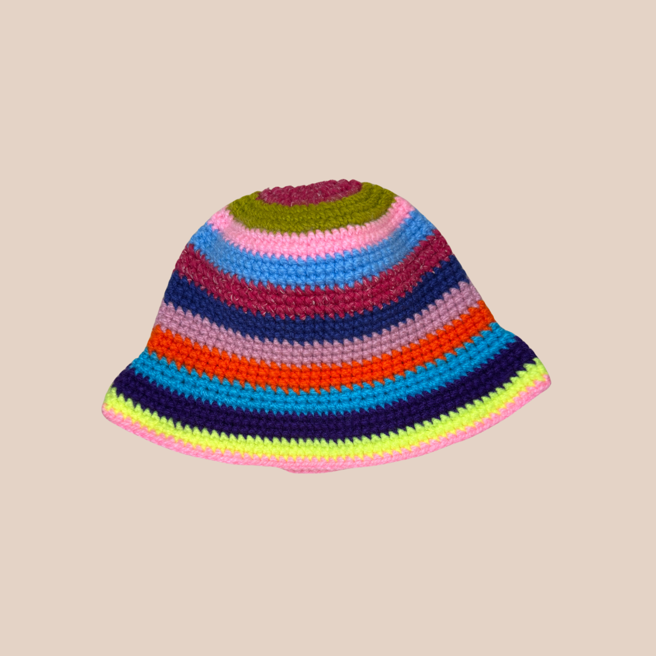 Image d'un bucket hat rayé crocheté en laine et acrylique, arborant des couleurs vives et audacieuses