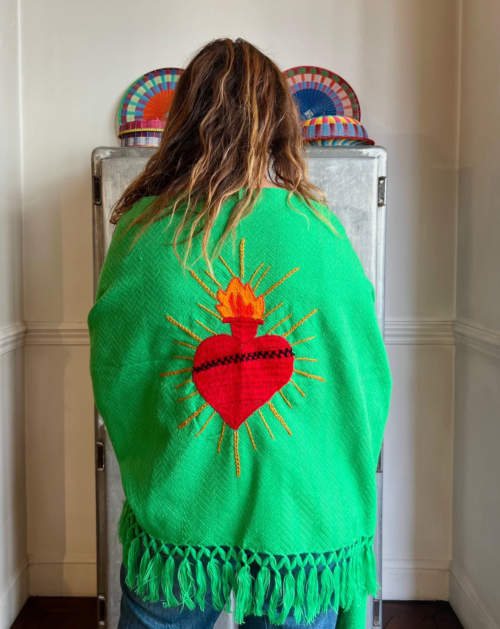 Image du chale corazon en vert de Maison Badigo, un chale en laine brodé a la main