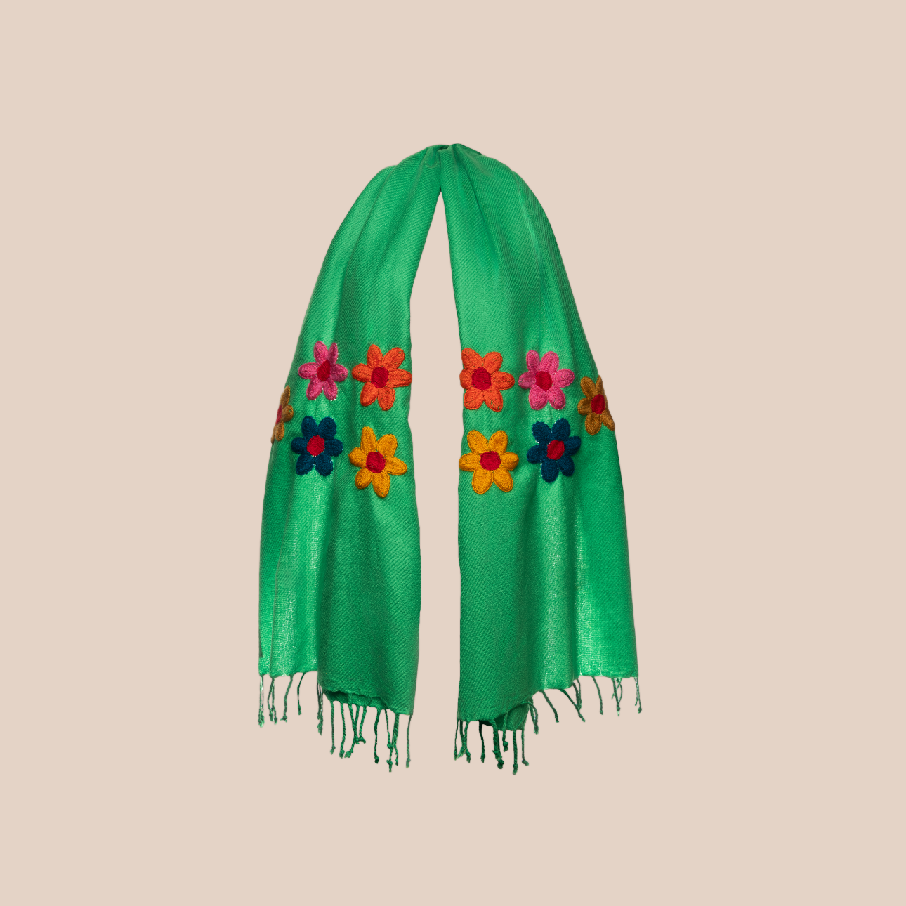 Image du chale flowers en vert de Maison Badigo, un chale en laine brodé a la main