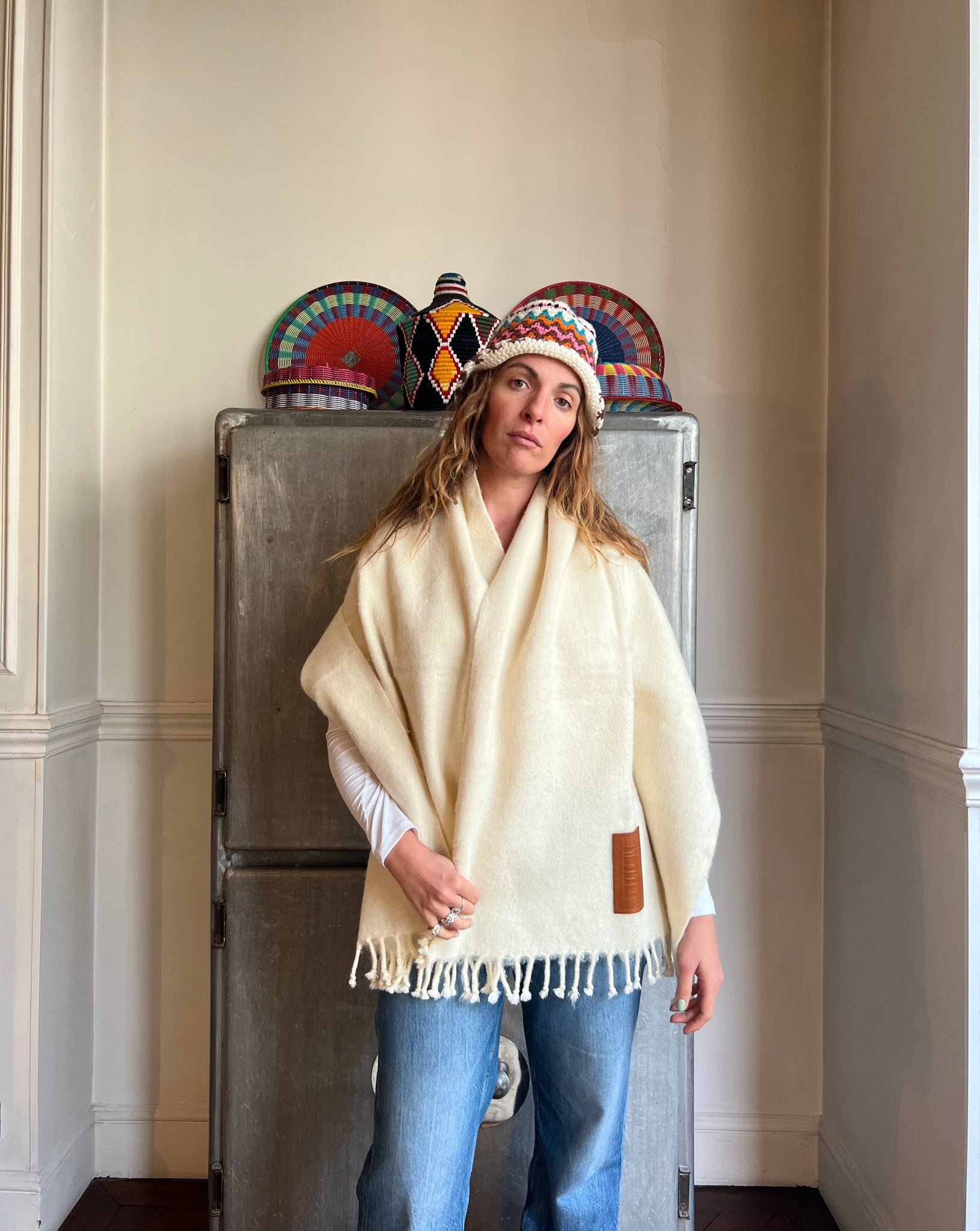 Image de l'echarpe JEDDAH blanche de Maison Badigo, une echarpe faite de laine et d'acrylique