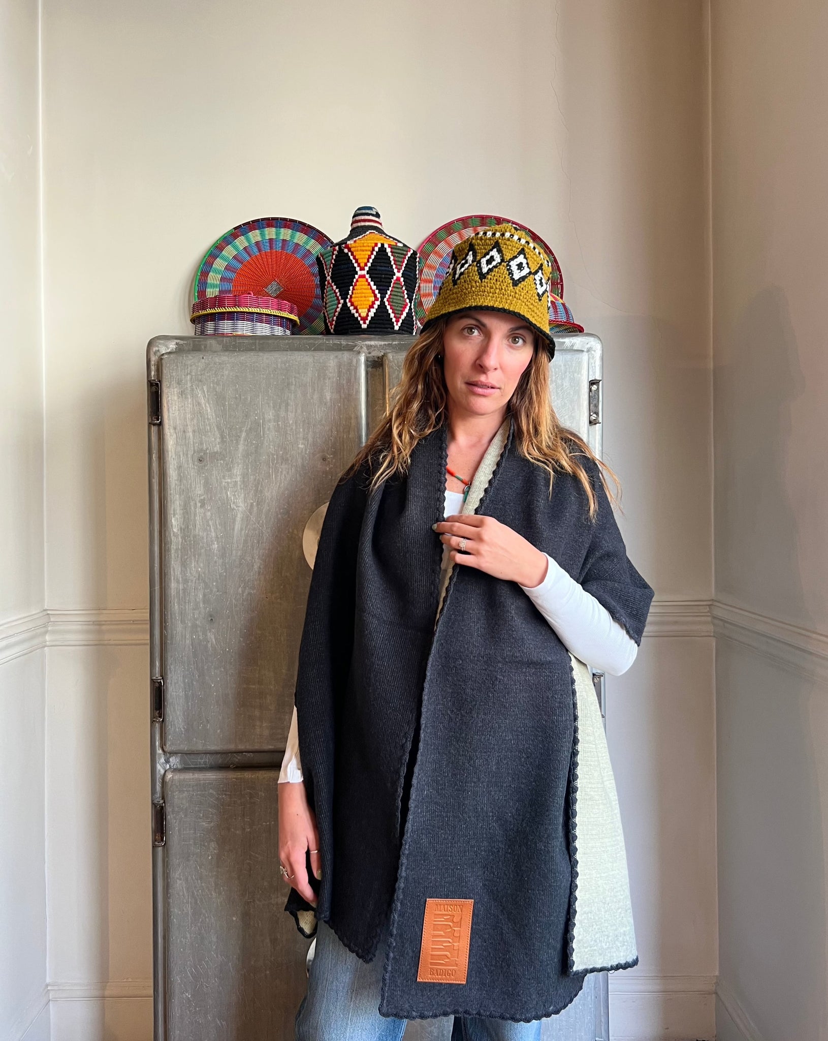 Image de l'echarpe JEDDAH noire de Maison Badigo, une echarpe faite de laine et d'acrylique