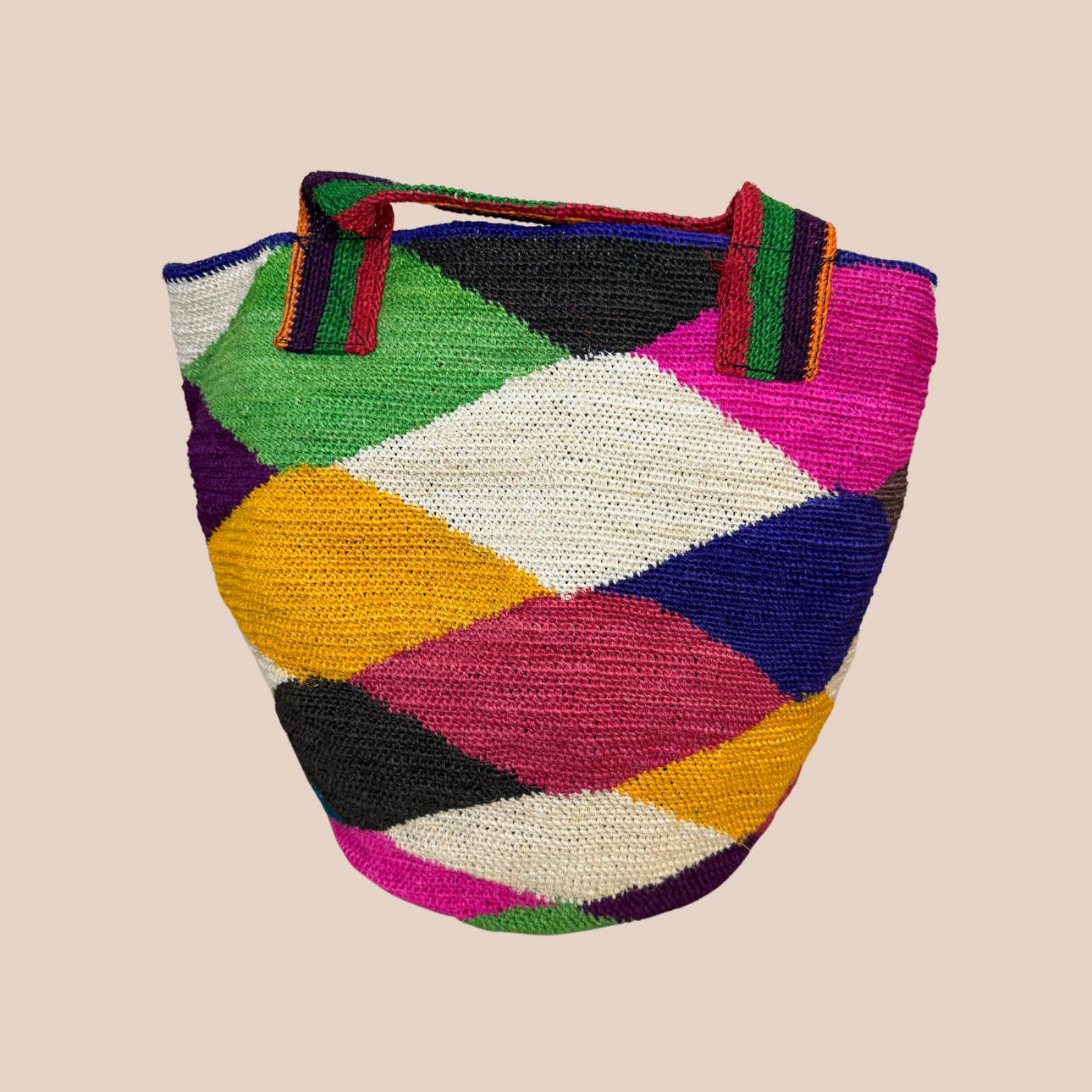 Image du sac IKAL de Maison Badigo, sac en fibres naturelles de cactus multicolore unique et tendance