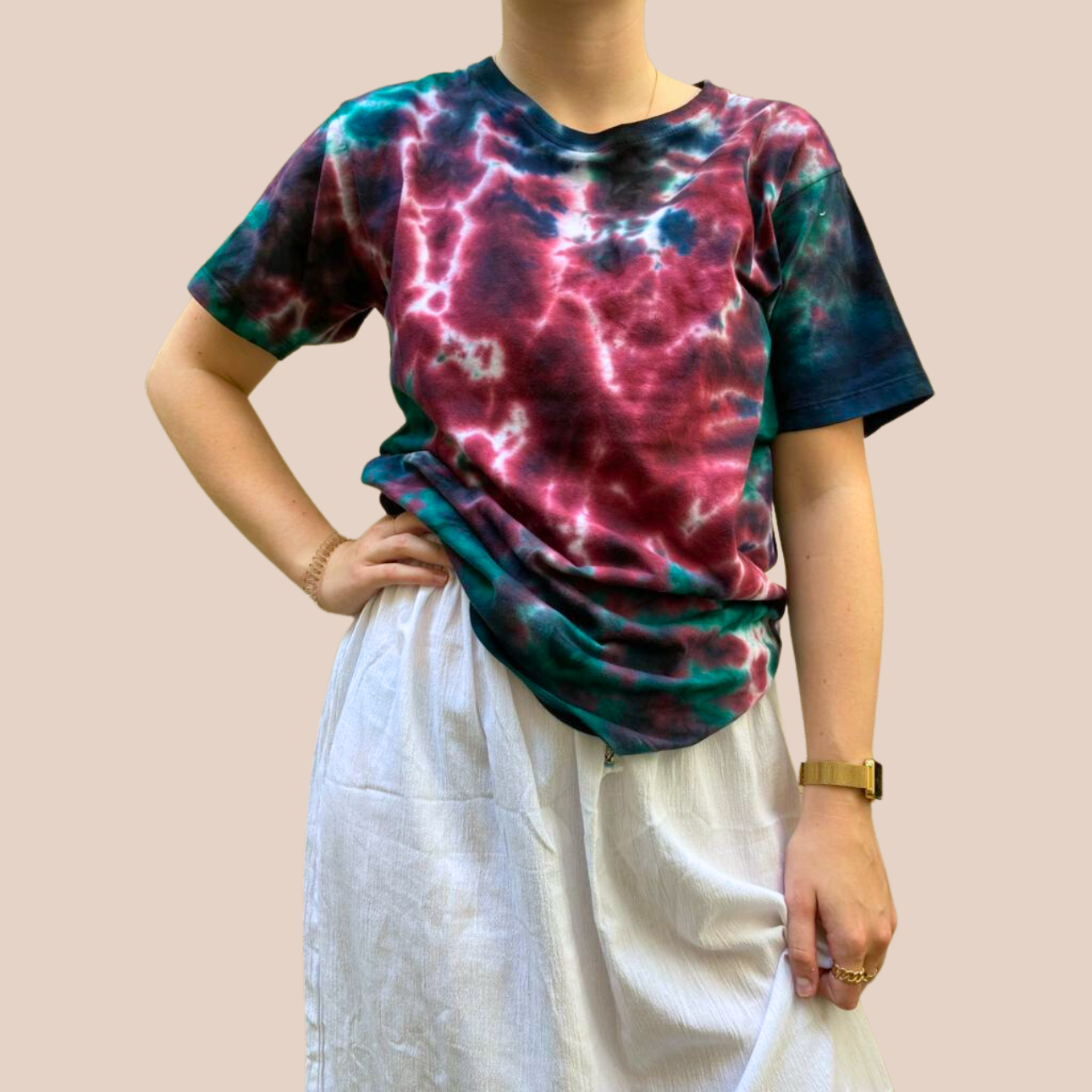 Image du t-shirt Tie and Dye de Maison Badigo, t-shirt en coton organique multicolore unique et tendance