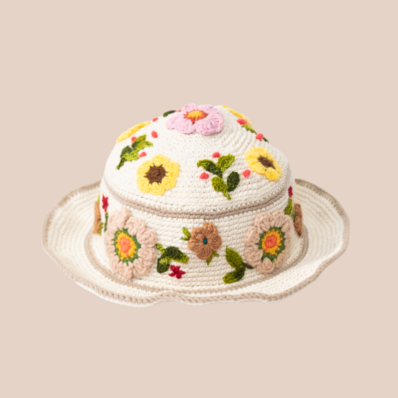 Chapeau en coton et crochet, motifs fleurs