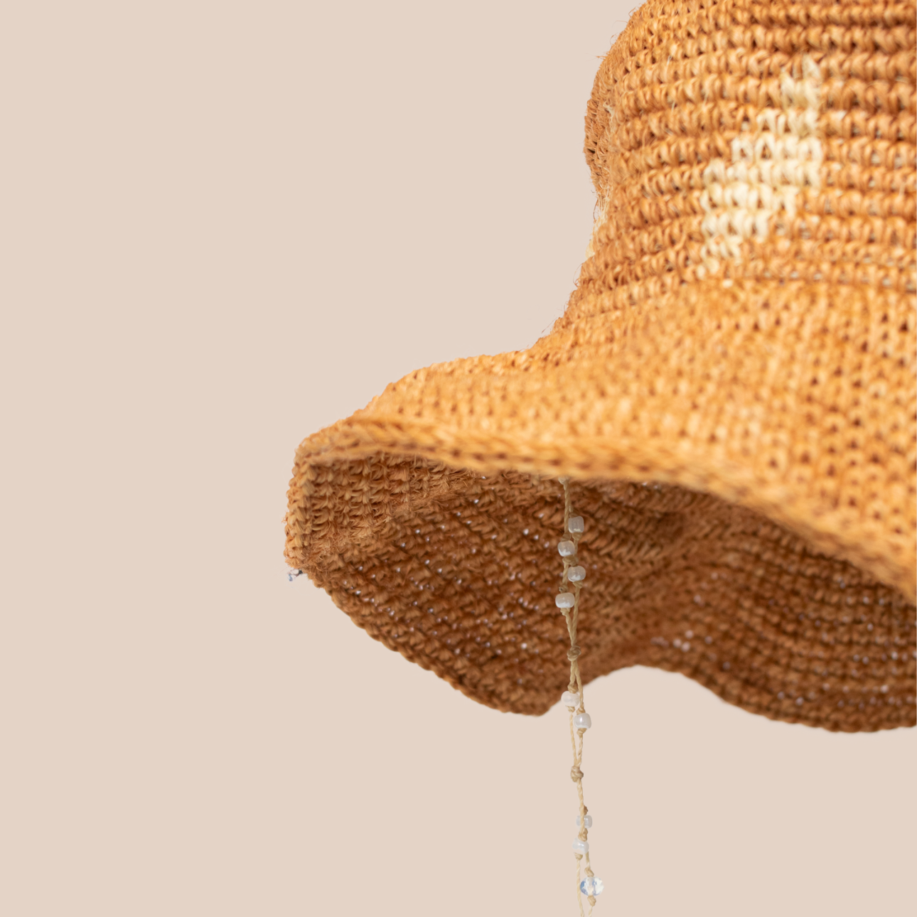 Chapeau en fibre de cactus non teintée et cordon bijou de pierres