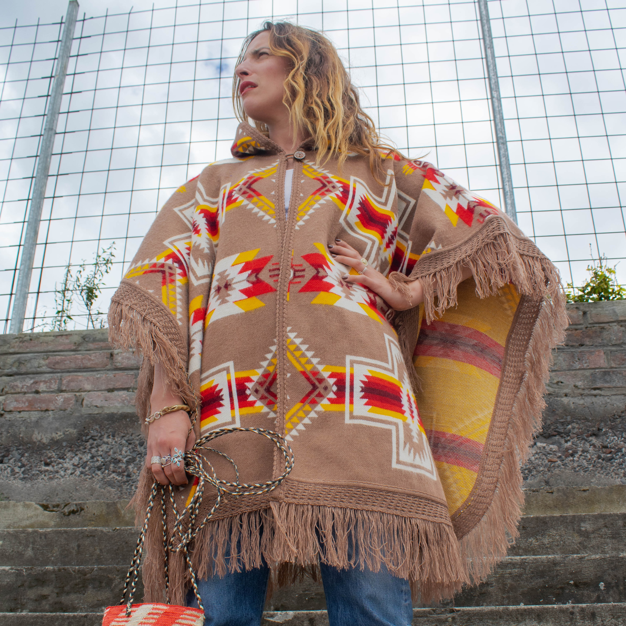 Mountain, poncho marron aux motifs aztèques