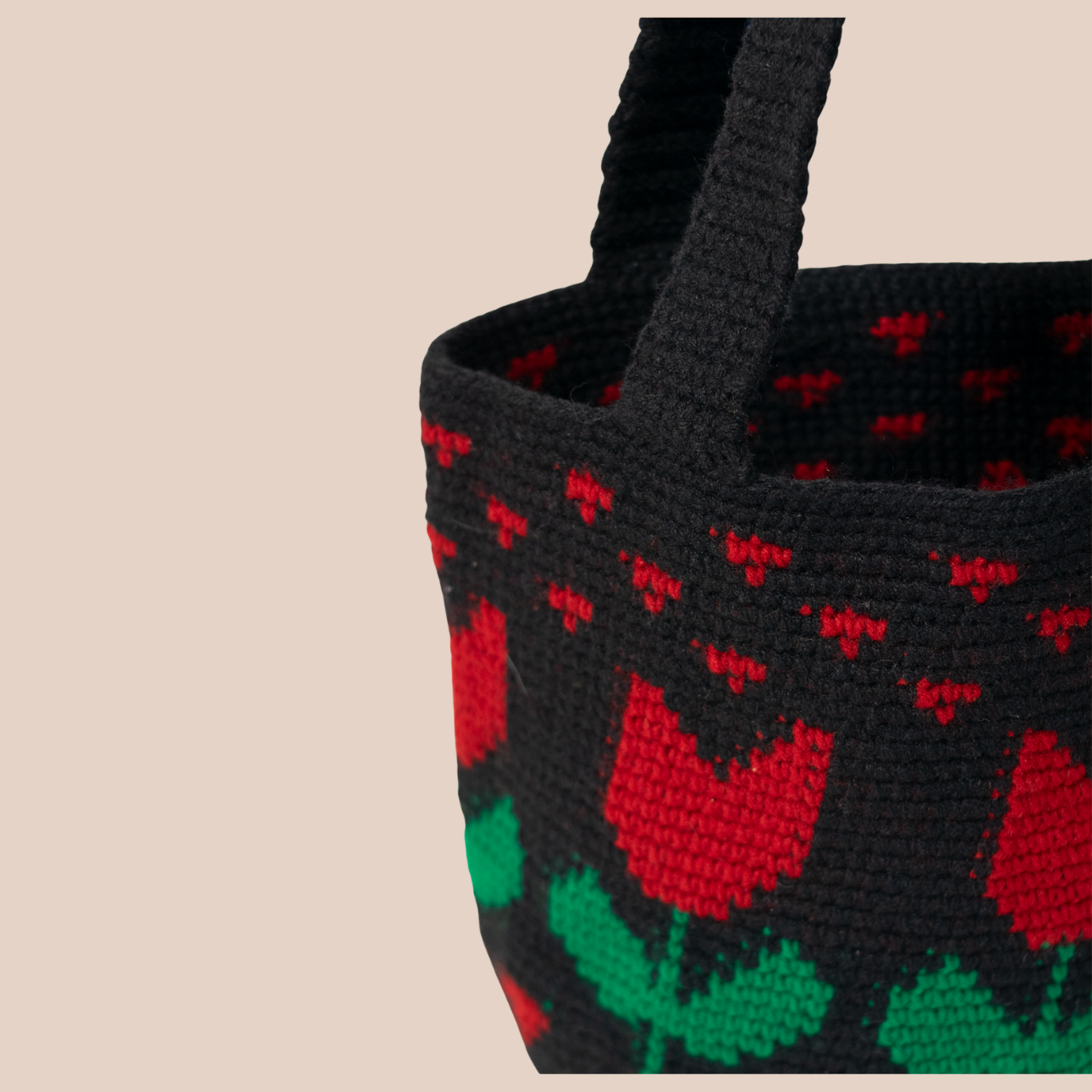 Hand-crocheted cotton bag with a black base and beautiful red rose patterns.
Long handles for shoulder carry.