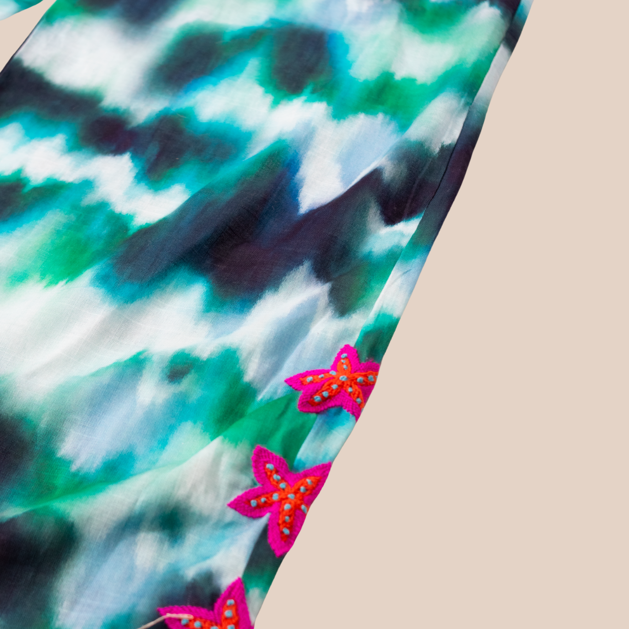 Pantalon large en coton organique, imprimé tie &amp; dye turquoise et broderies faites-main. Cordons de serrage.&nbsp;