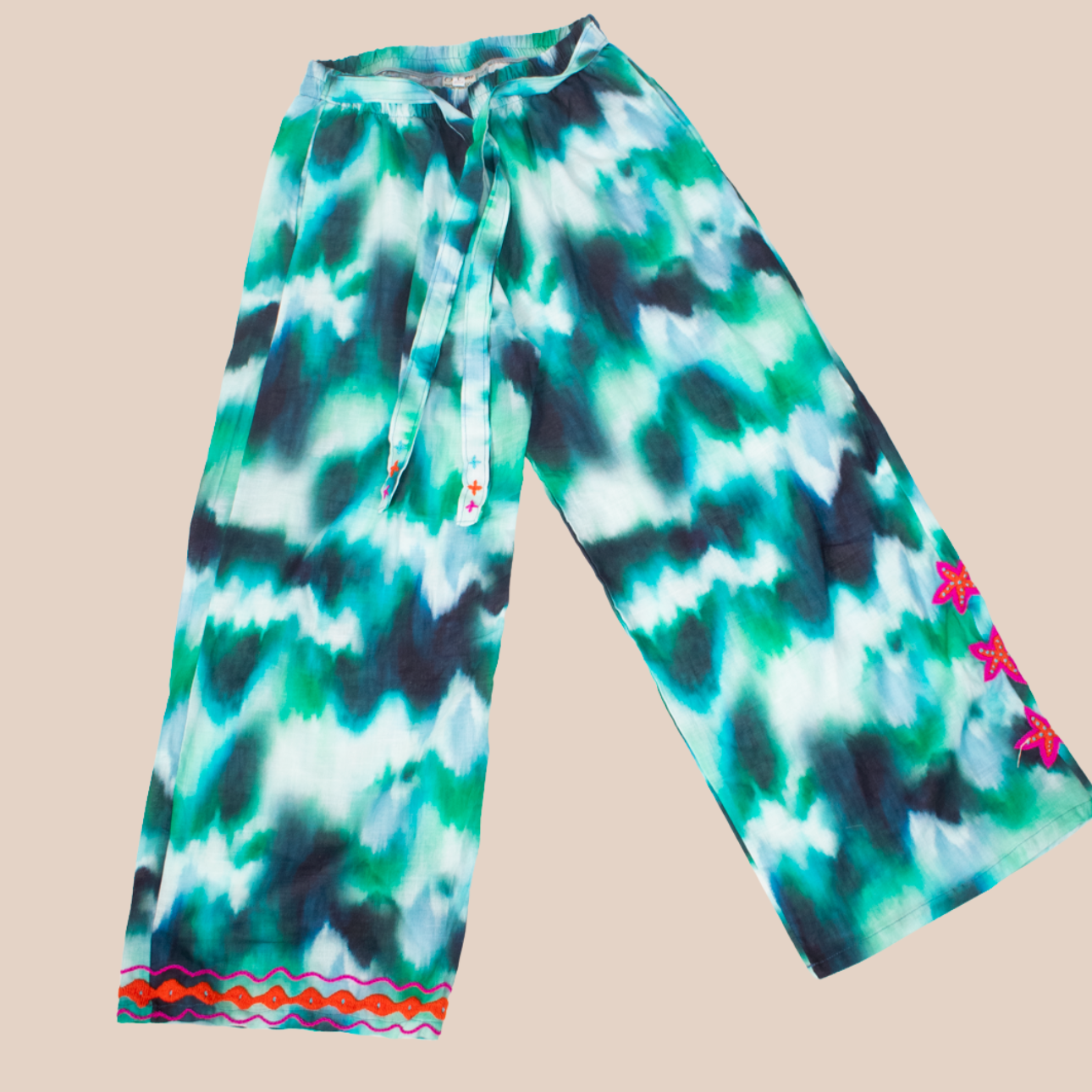 Pantalon large en coton organique, imprimé tie &amp; dye turquoise et broderies faites-main. Cordons de serrage.&nbsp;