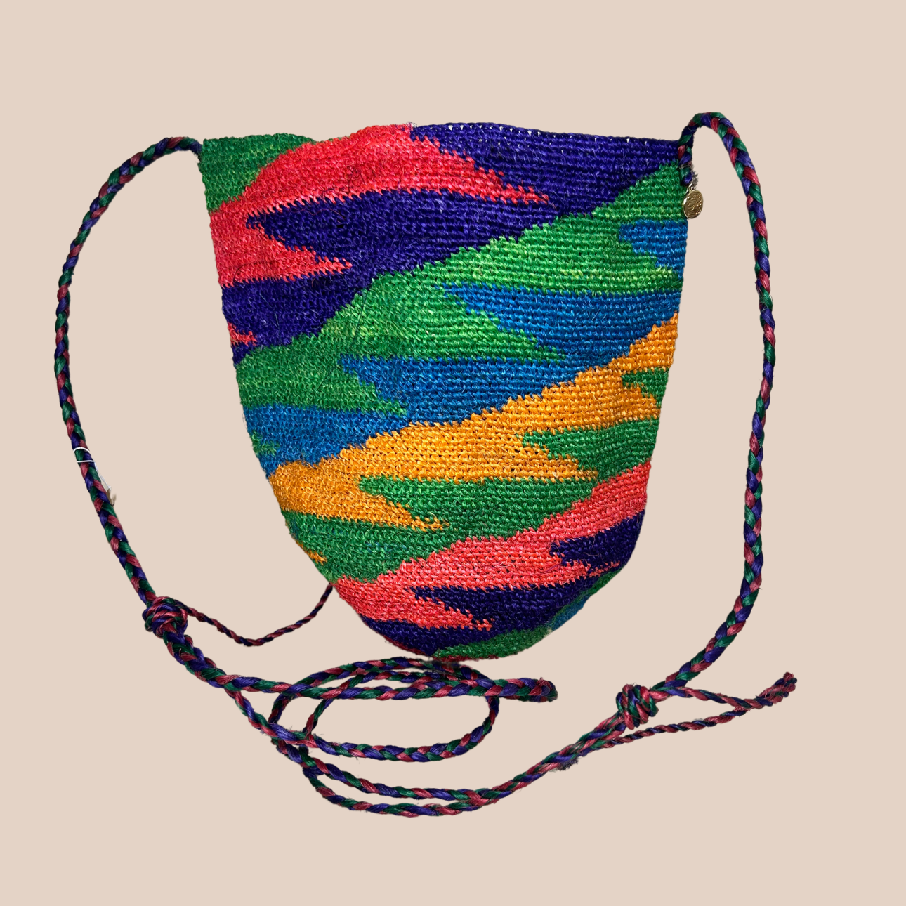 Image du sac Dolores de chez maison badigo, sac en fibres naturelle de cactus multicolore