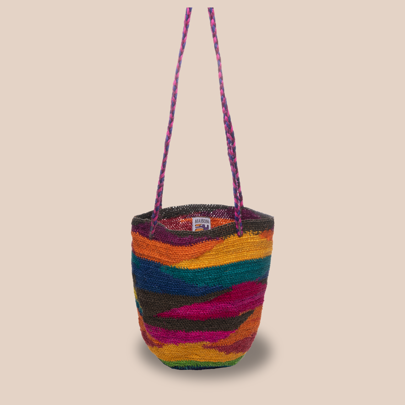 Un sac dolores en fibres de cactus, arborant des couleurs vives et audacieuses