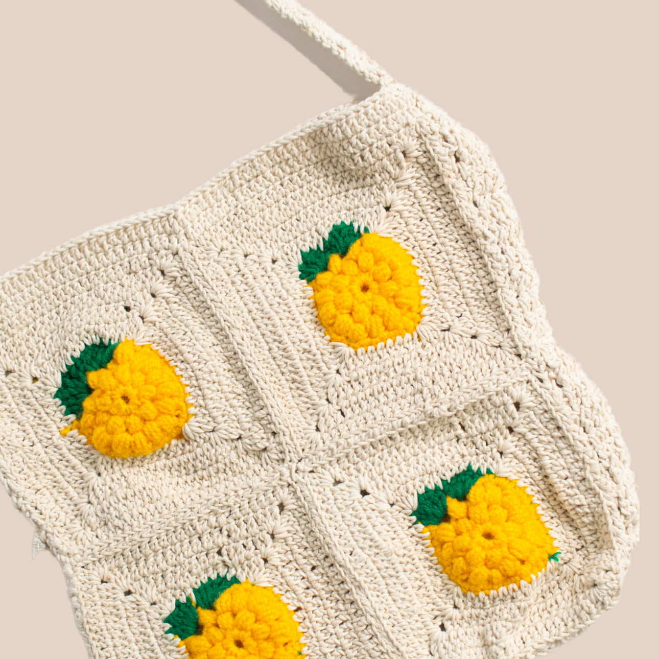 Sac en crochet à longues anses et à motifs citrons sur fond blanc. 100 % fait-main.