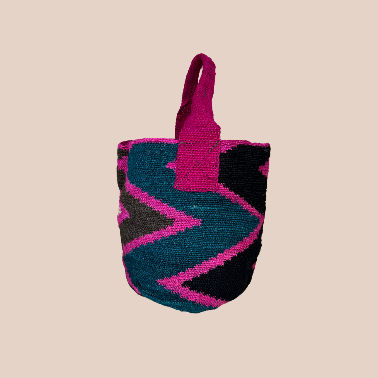 Image d'un sac BAHIA de Maison Badigo, sac en fibres de cactus arborant des couleurs vives et audacieuses