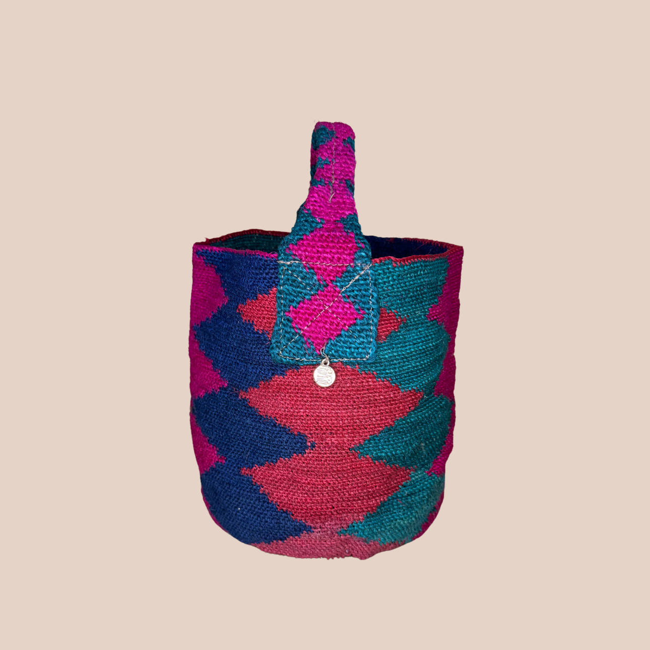 Image d'un sac BAHIA de Maison Badigo, sac en fibres de cactus arborant des couleurs vives et audacieuses