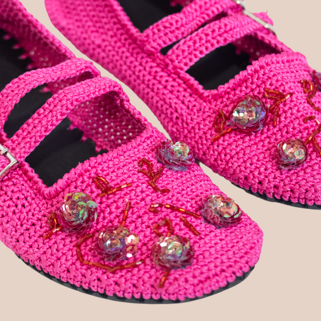Pink ballerina flats with a hand-crocheted waxed thread mesh design. Double buckle closure and rubber sole. Small flowers decorations.&nbsp;