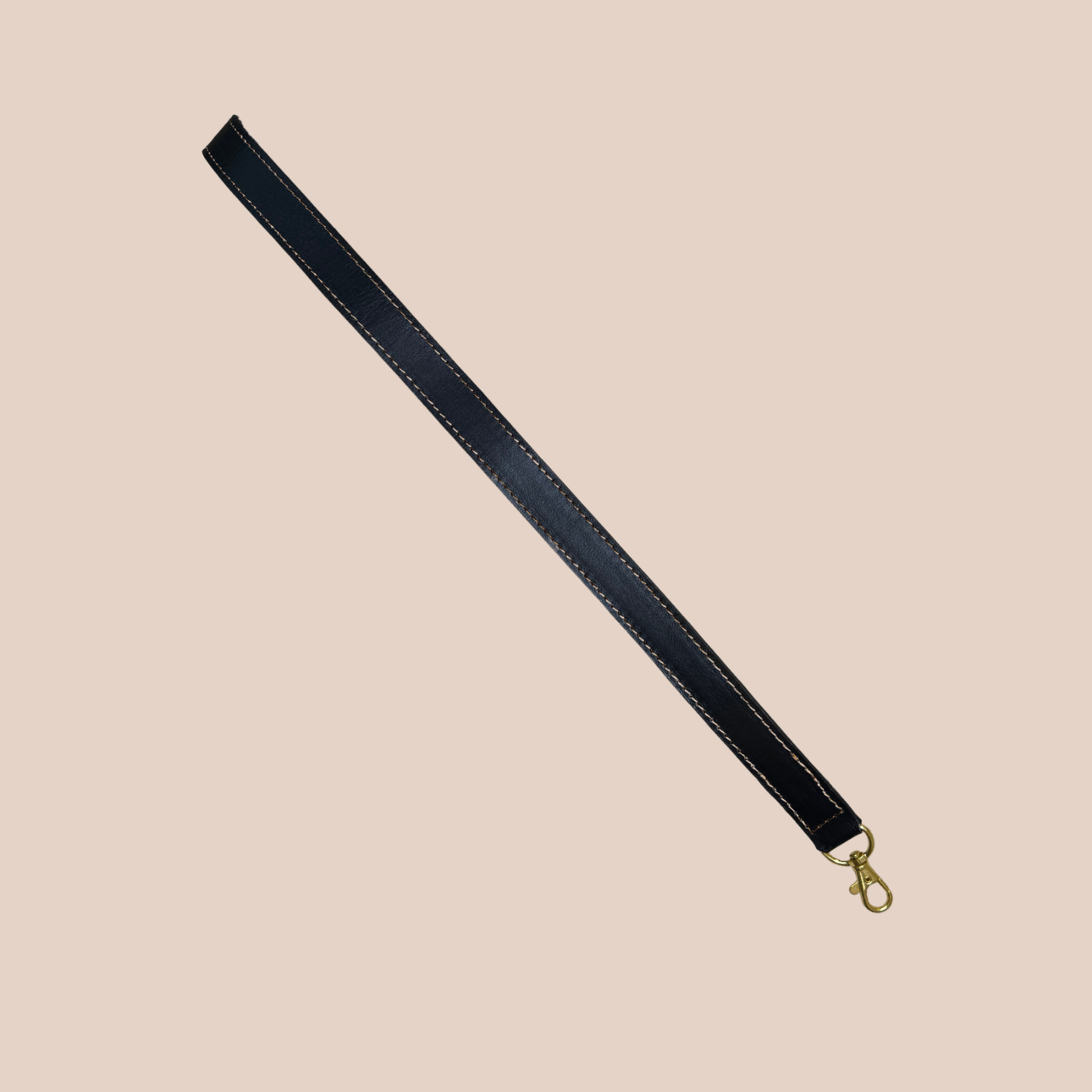 Image d'une bandoulière en cuir noir de Maison Badigo