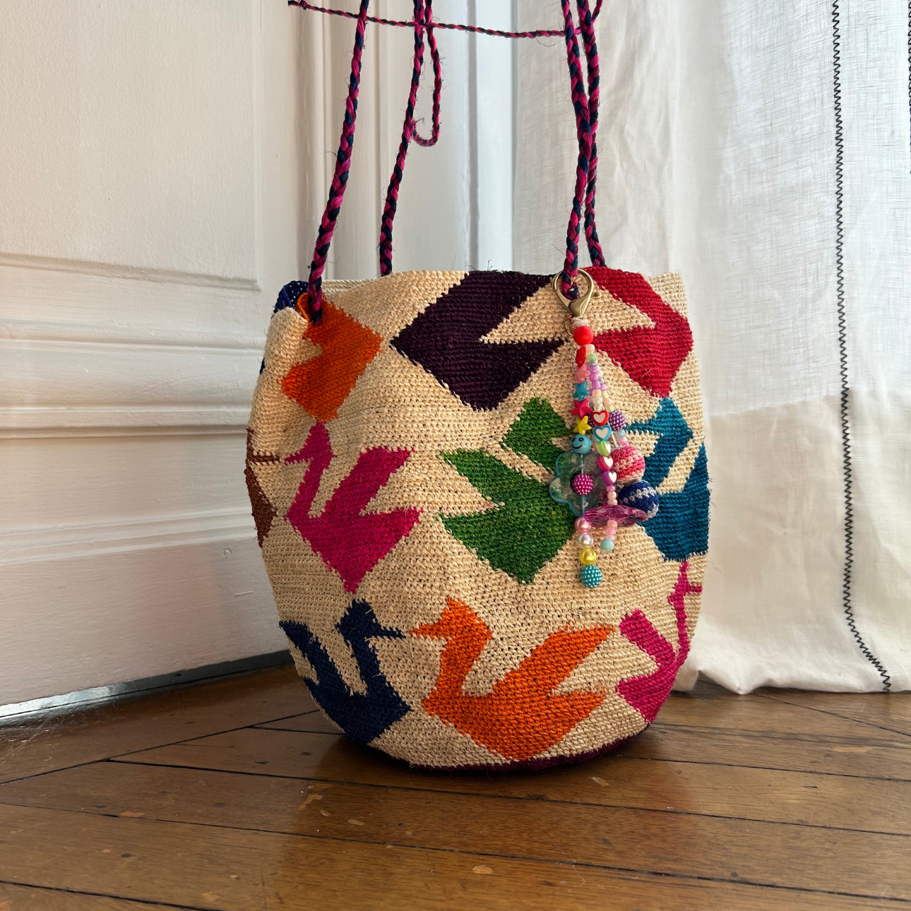 Image d'un sac munecas M avec accessoire pendantif de Maison Badigo