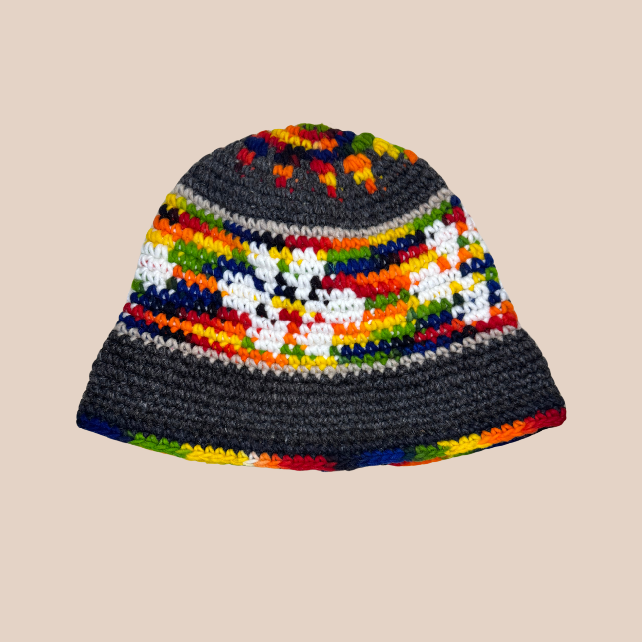 Image du bucket hat de Maison Badigo, bucket hat (bob) en laine crocheté multicolore et tendance