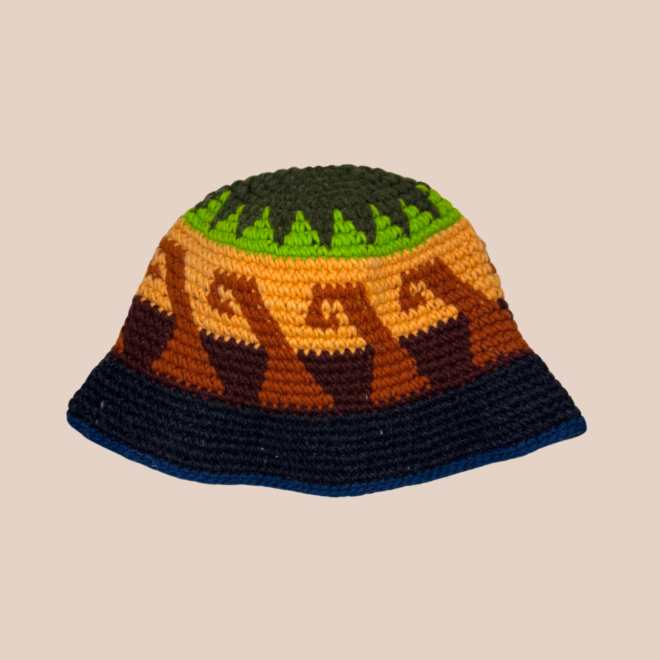 Image du bucket hat de Maison Badigo, bucket hat (bob) en laine crocheté multicolore et tendance