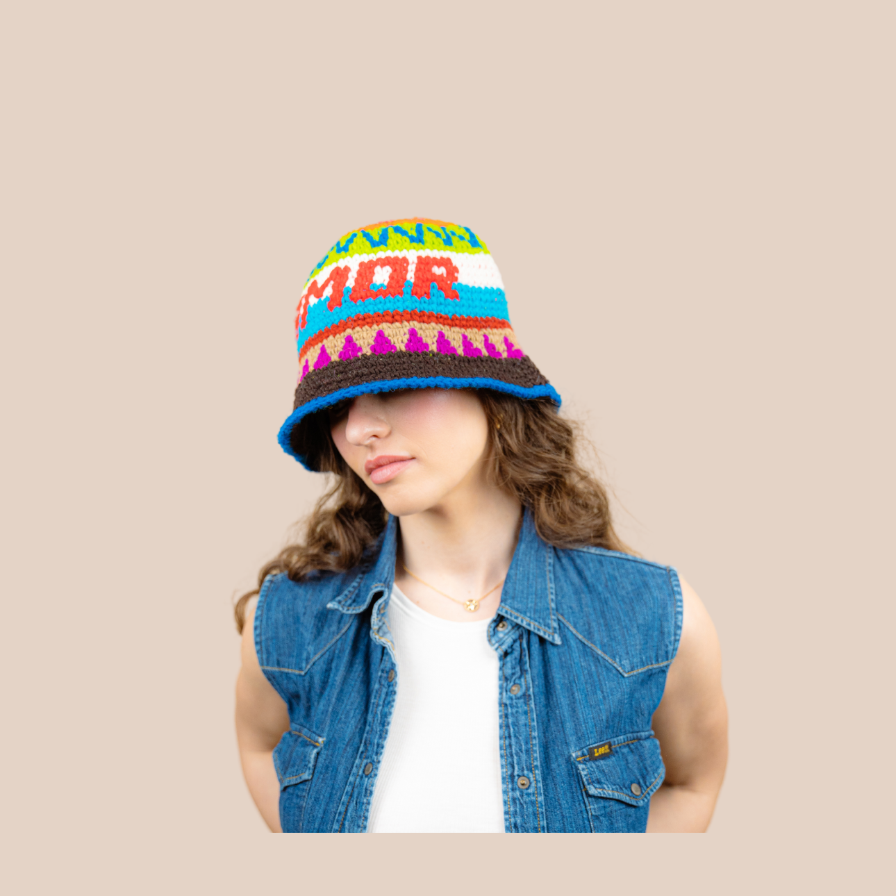 Image du bucket hat inscription AMOR et VIDA de Maison Badigo, bucket hat (bob) multicolore unique et tendance