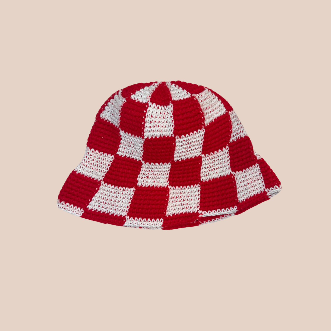 Image du bucket hat motif damier de Maison Badigo, bucket hat (bob) blanc et rouge unique et tendance
