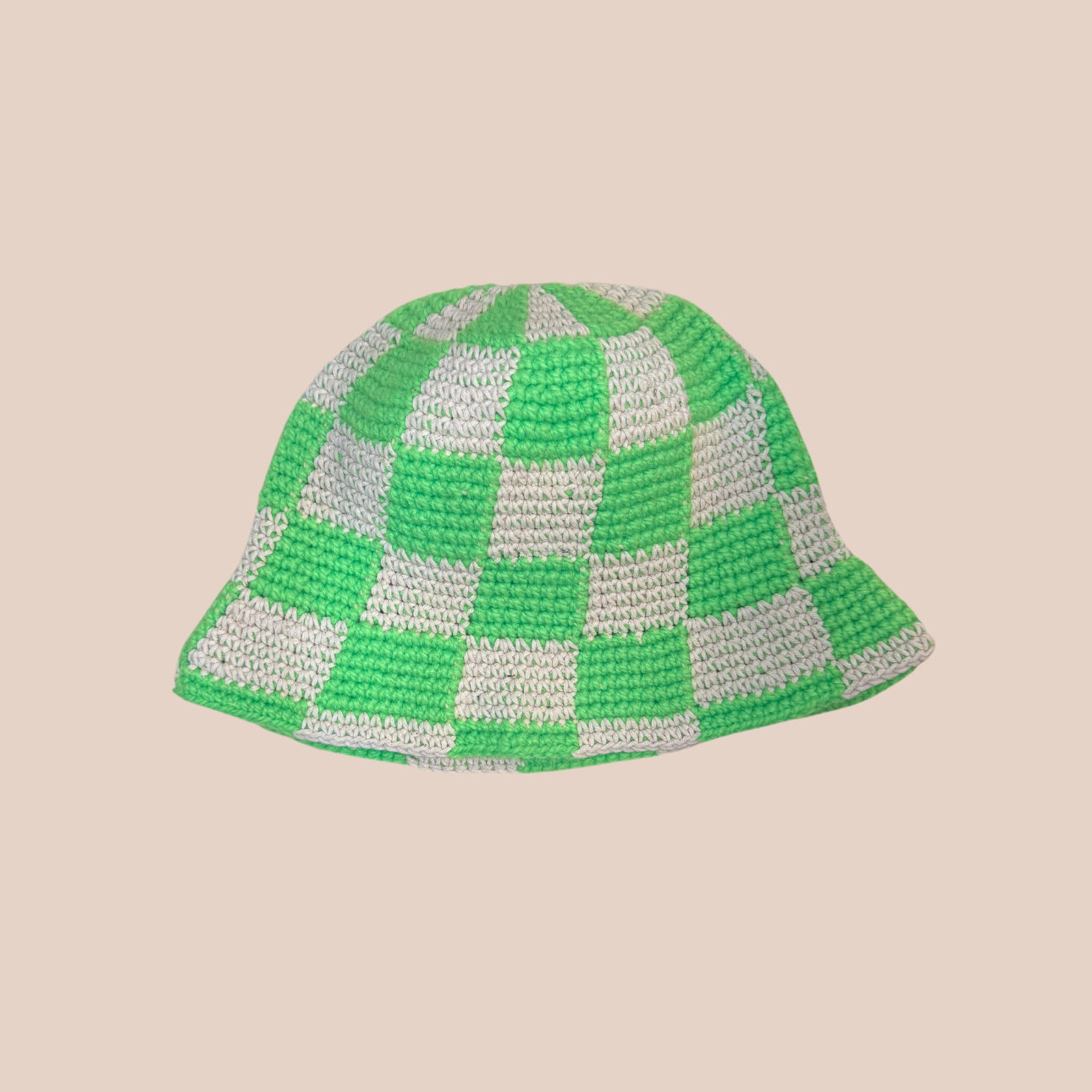 Image du bucket hat motif damier de Maison Badigo, bucket hat (bob) blanc et vert unique et tendance