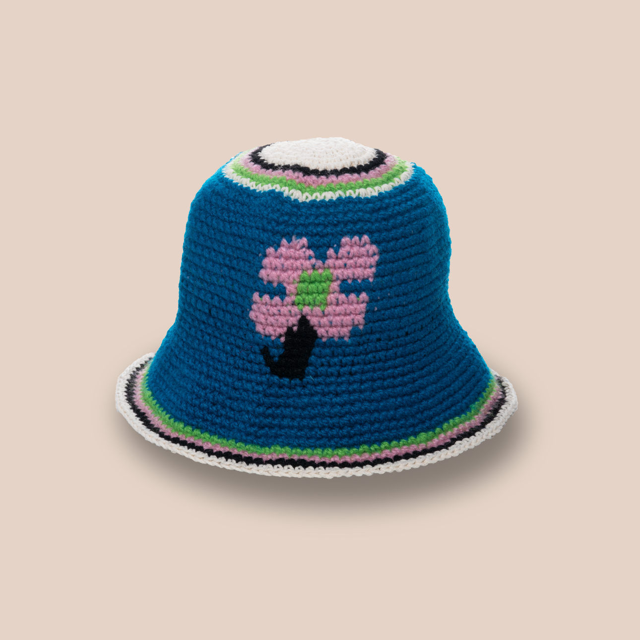 Image du bucket hat motif fleurs de Maison Badigo, bucket hat (bob) en crochet bleu unique et tendance
