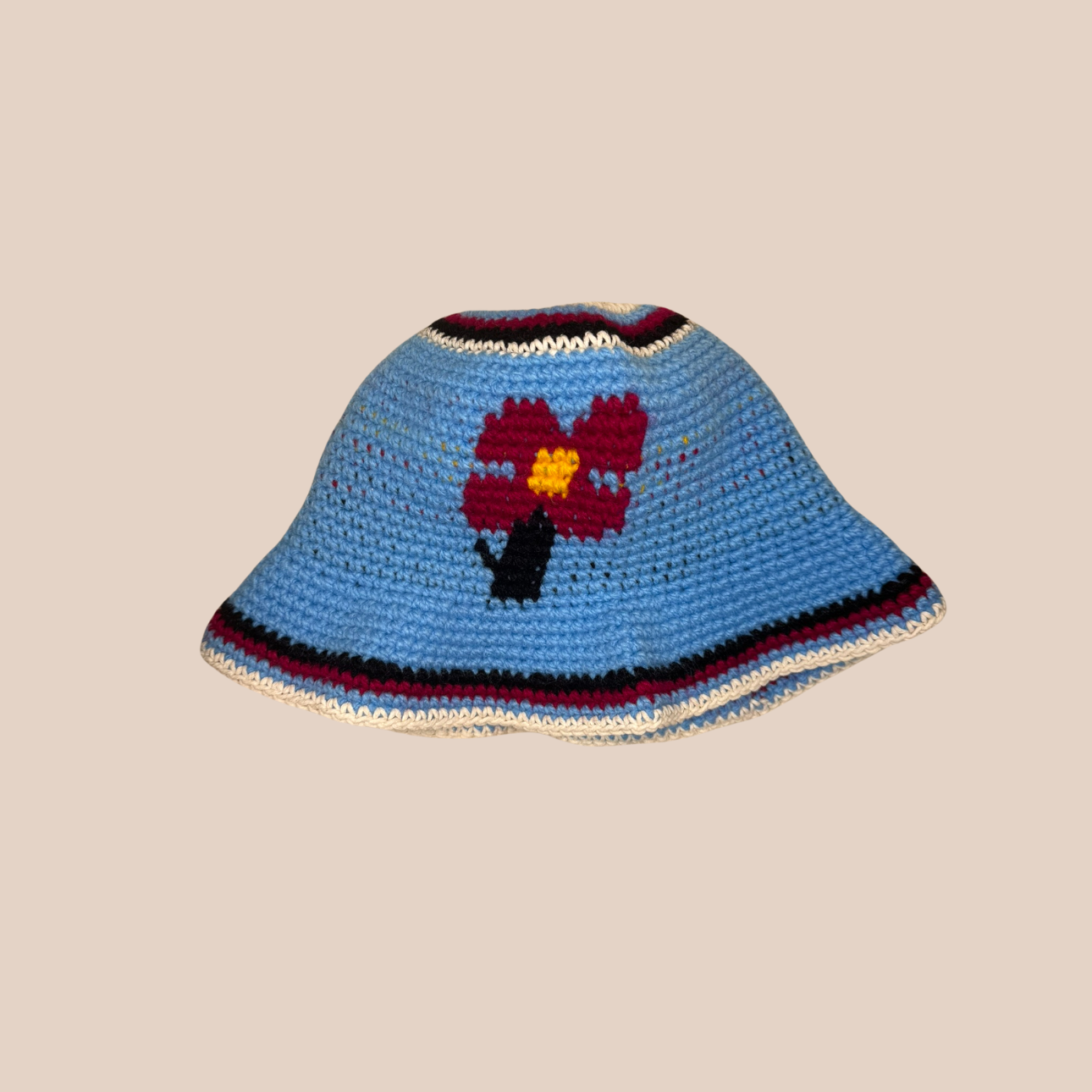 Image du bucket hat motif fleurs de Maison Badigo, bucket hat (bob) en crochet bleu unique et tendance
