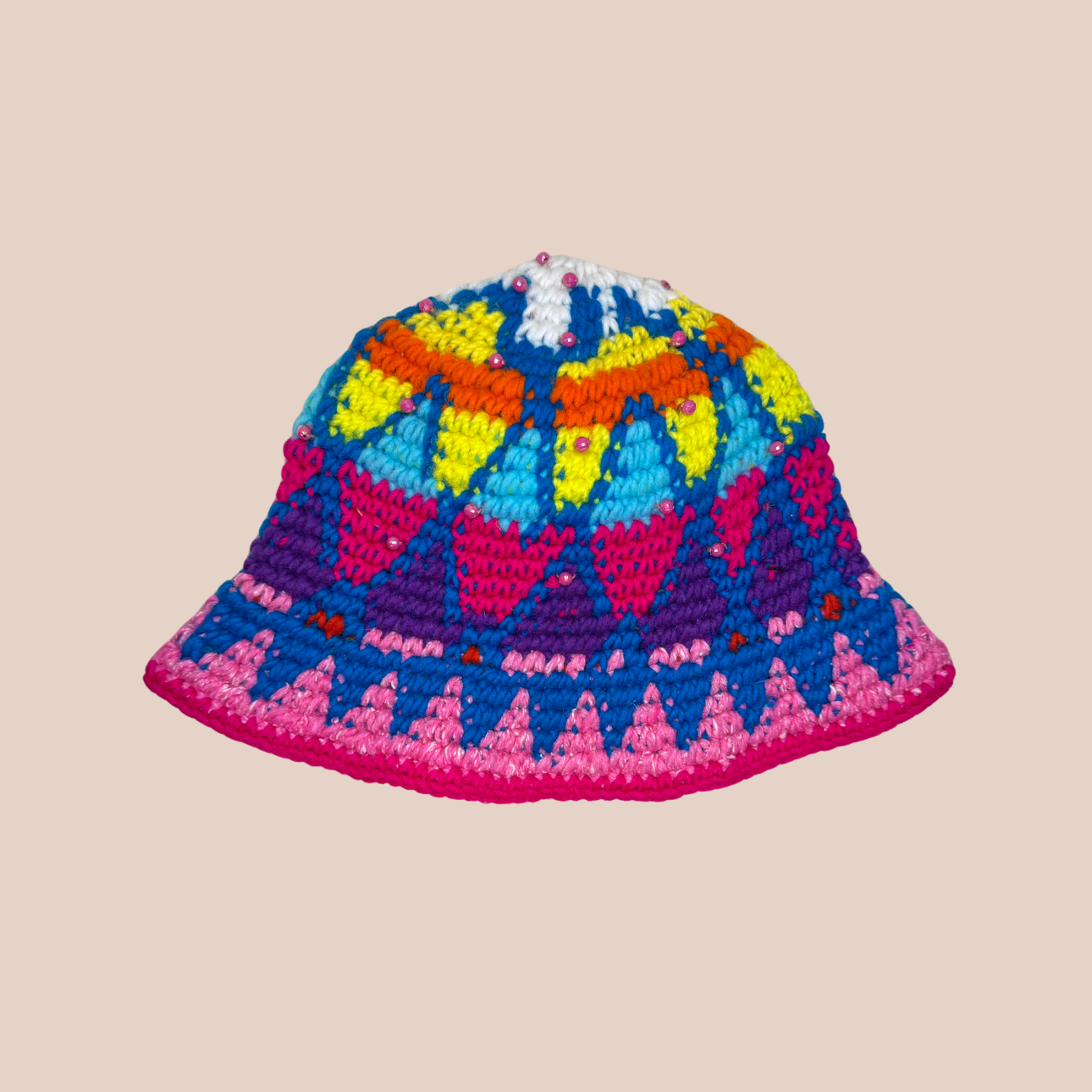 Image du bucket hat de Maison Badigo, bucket hat (bob) en laine crocheté détail perles multicolore et tendance