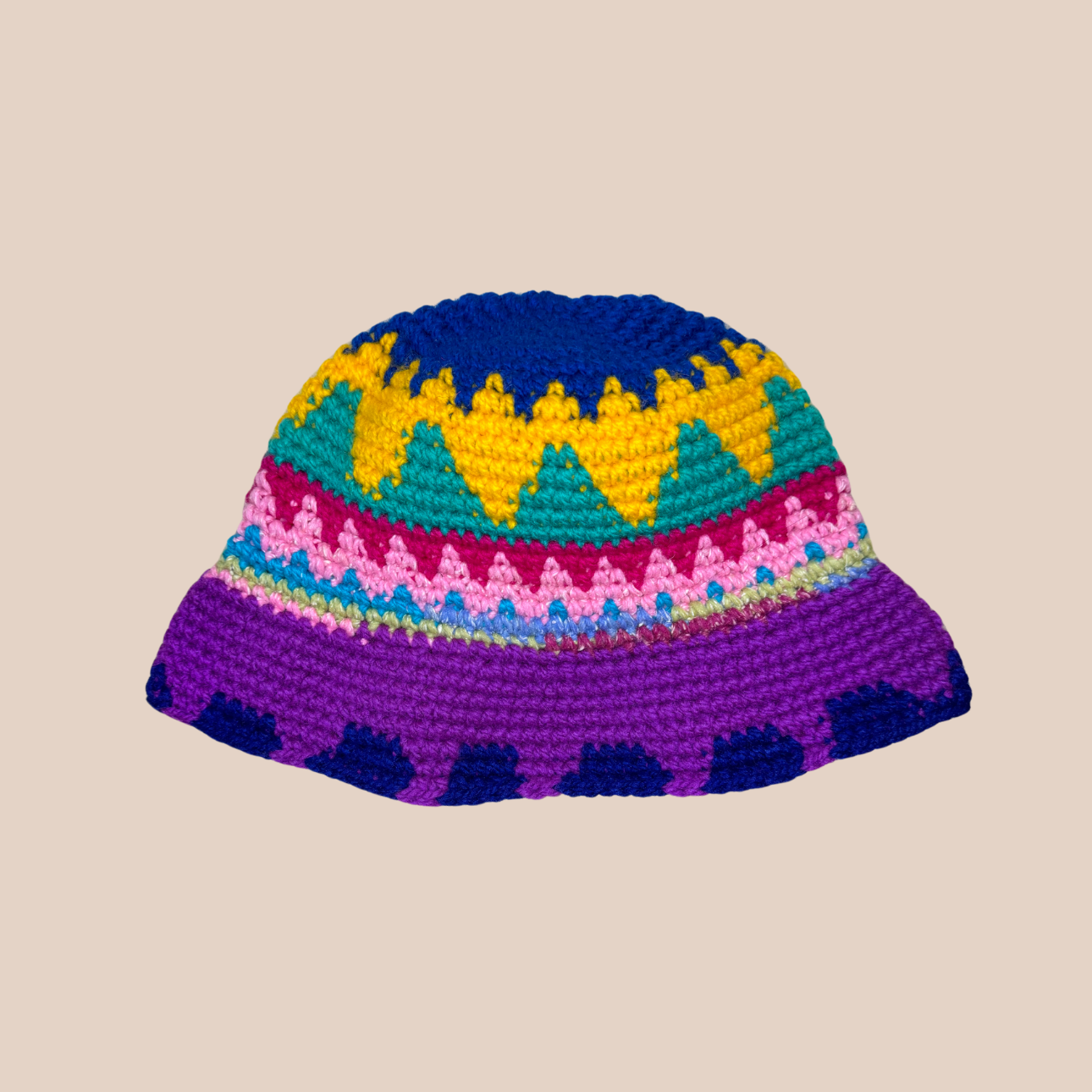 Image du bucket hat de Maison Badigo, bucket hat (bob) en laine crocheté détail soleil multicolore et tendance