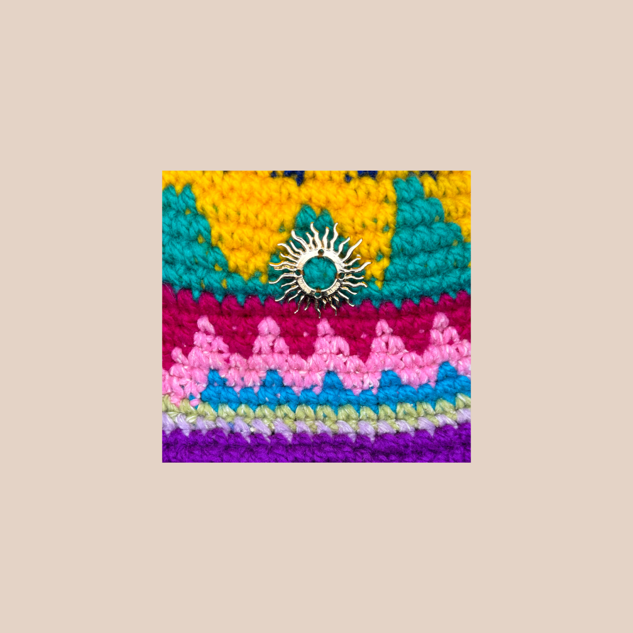 Image du bucket hat de Maison Badigo, bucket hat (bob) en laine crocheté détail soleil multicolore et tendance
