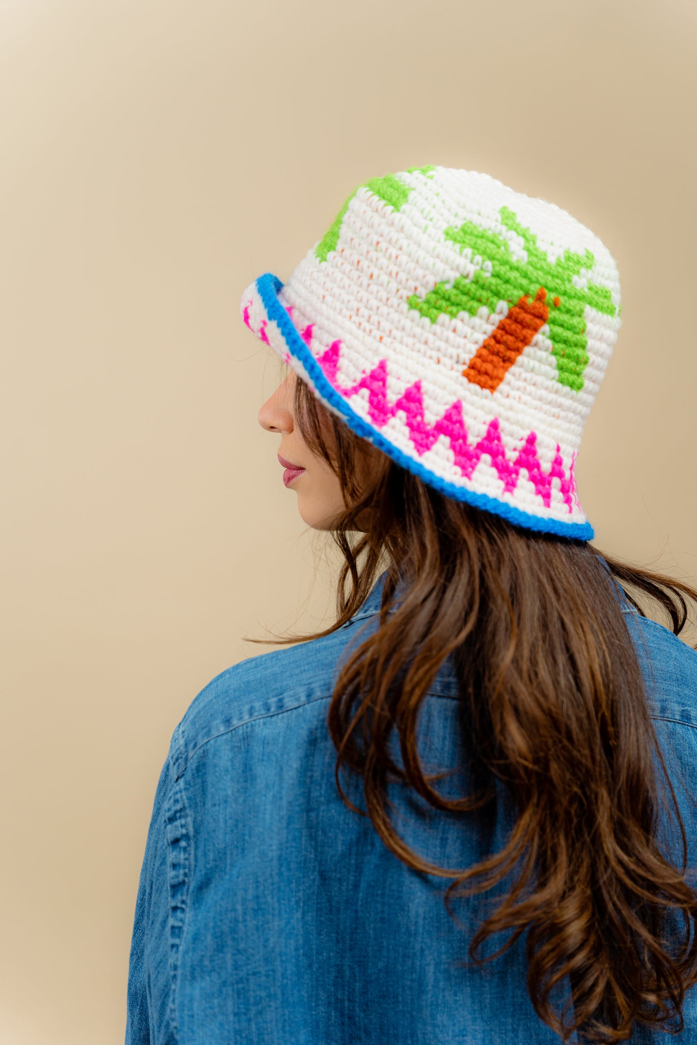 Image du bucket hat motif palmier de Maison Badigo, bucket hat (bob) blanc unique et tendance