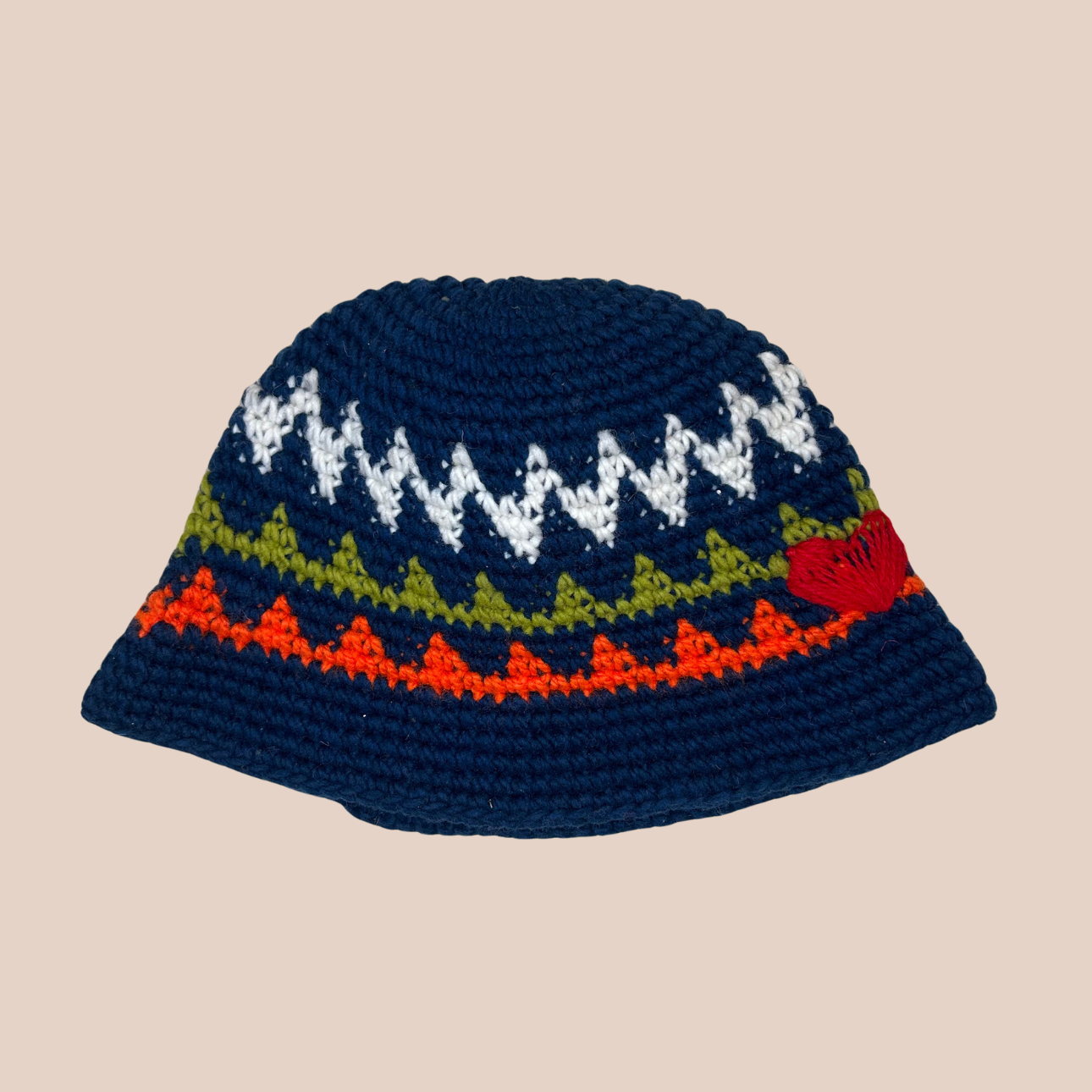 Image d'un bucket hat crocheté en laine et acrylique avec motif coeur de Maison Badigo, arborant des couleurs vives et audacieuses
