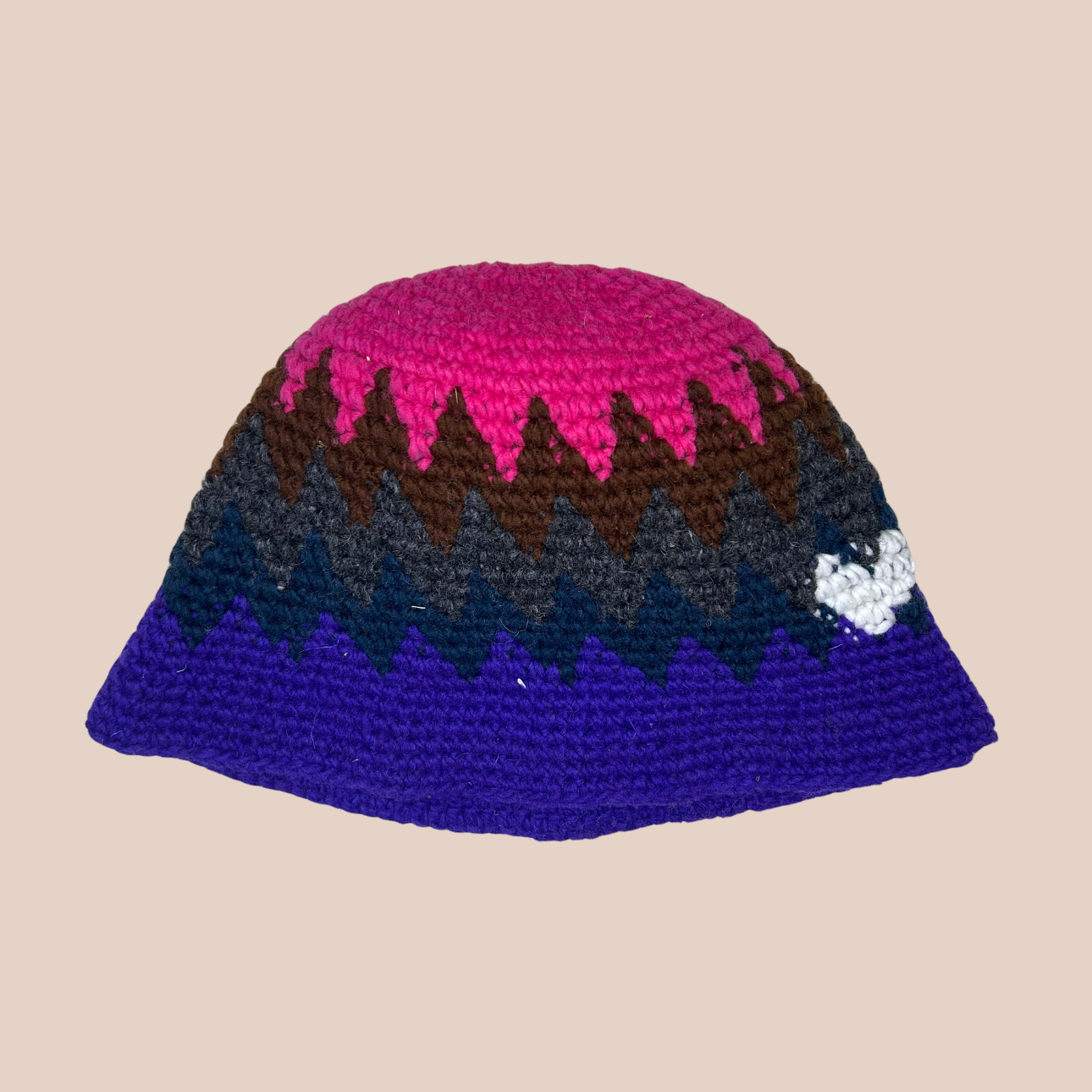 Image d'un bucket hat crocheté en laine et acrylique avec motif coeur de Maison Badigo, arborant des couleurs vives et audacieuses