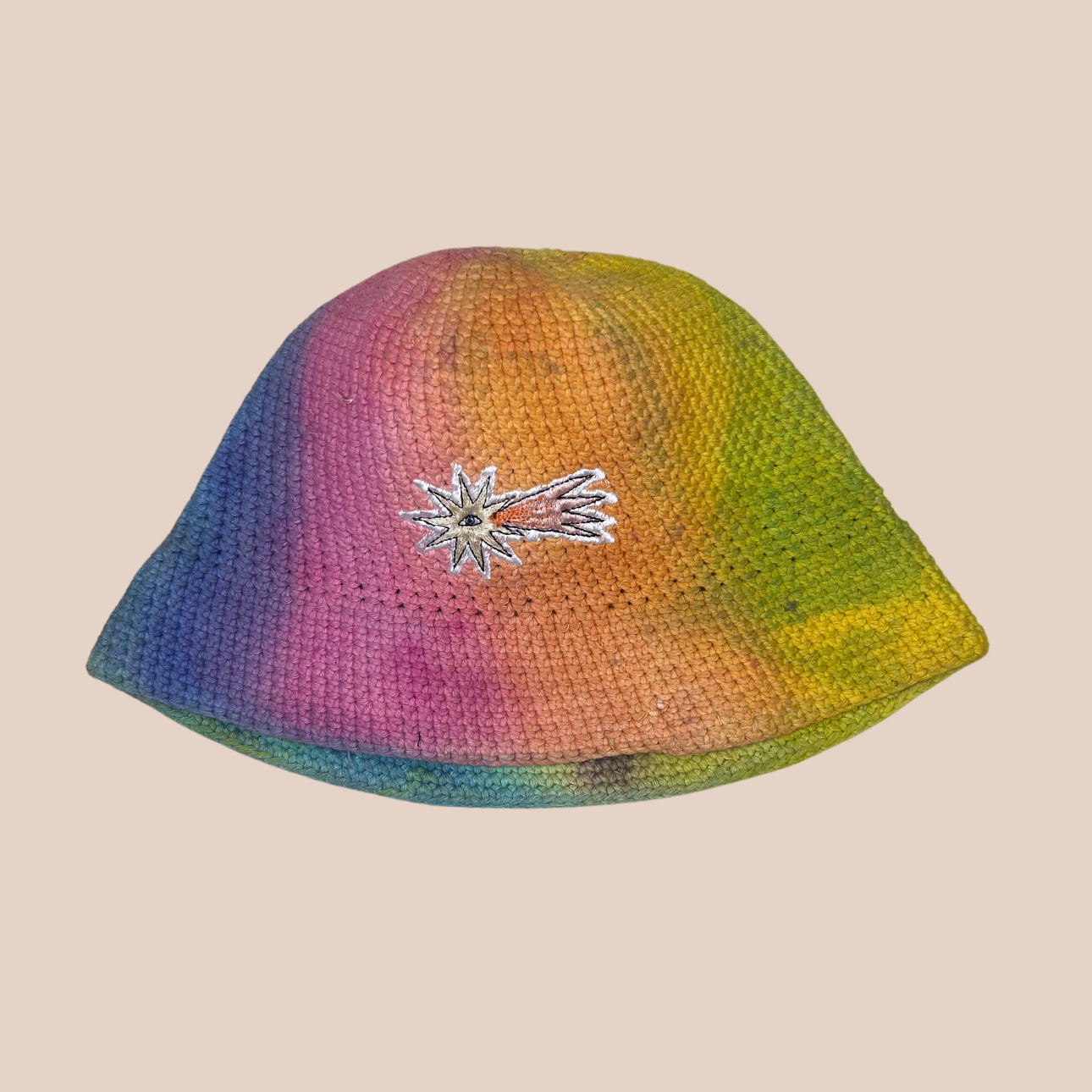 Un bucket hat crocheté en laine et acrylique, arborant des couleurs vives et audacieuses, motif etoile filante