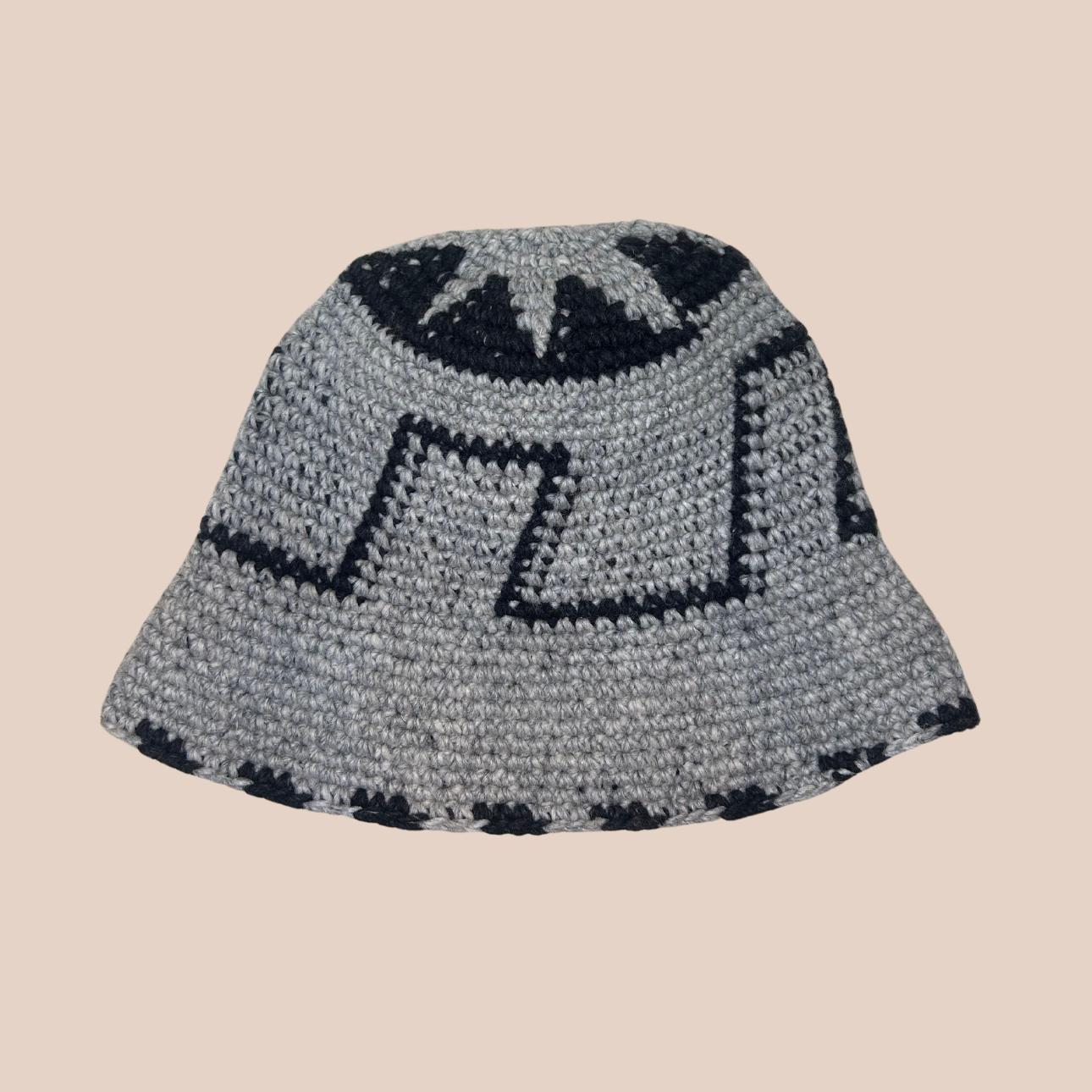 Un bucket hat crocheté en laine et acrylique, aux motifs noir et blanc