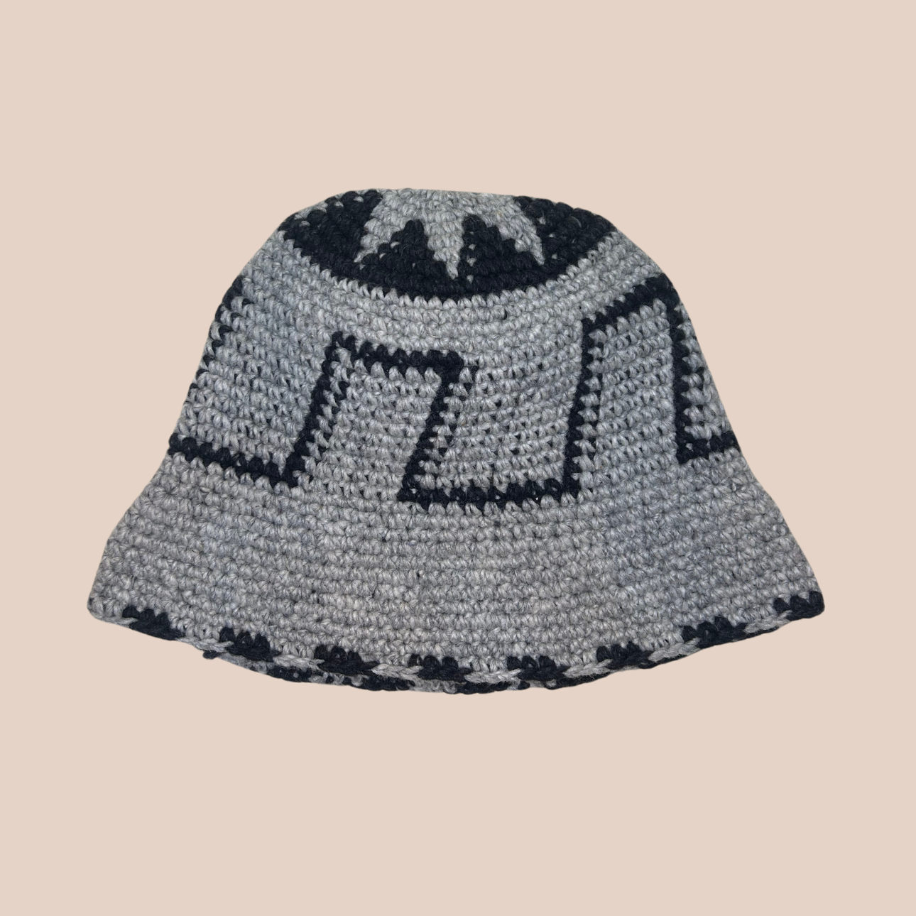 Un bucket hat crocheté en laine et acrylique, aux motifs noir et blanc