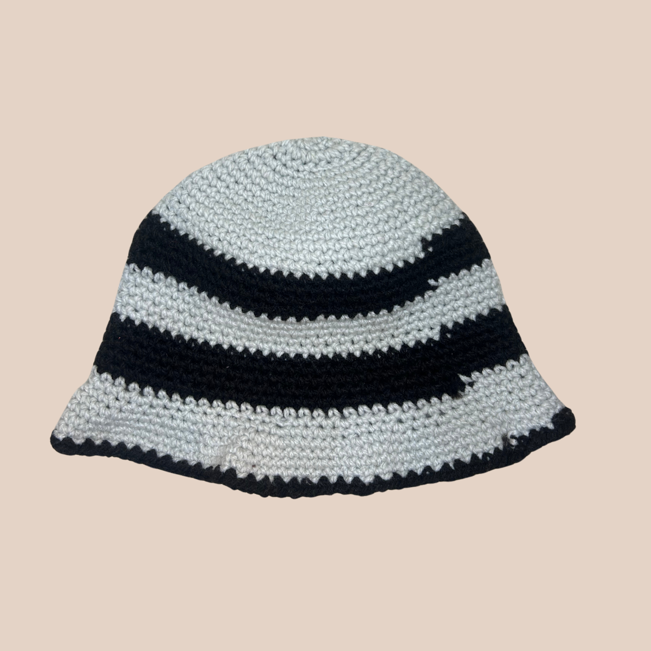 Un bucket hat rayé noir et gris crocheté en laine et acrylique