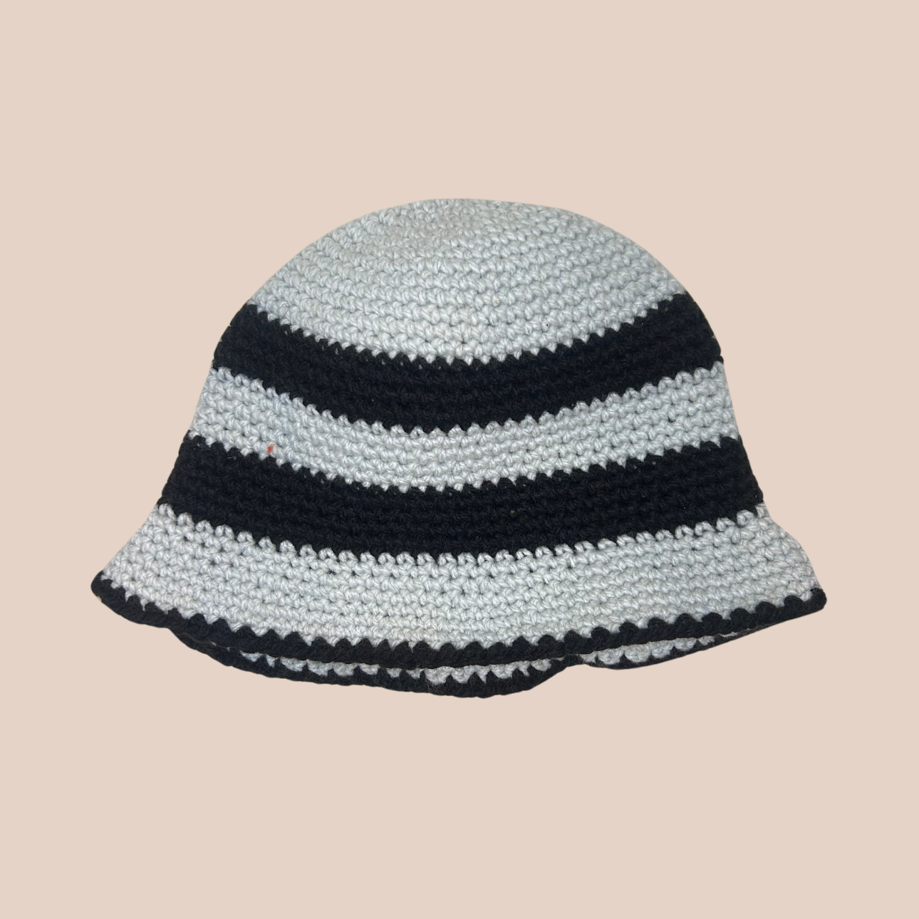 Un bucket hat rayé noir et gris, crocheté en laine et acrylique