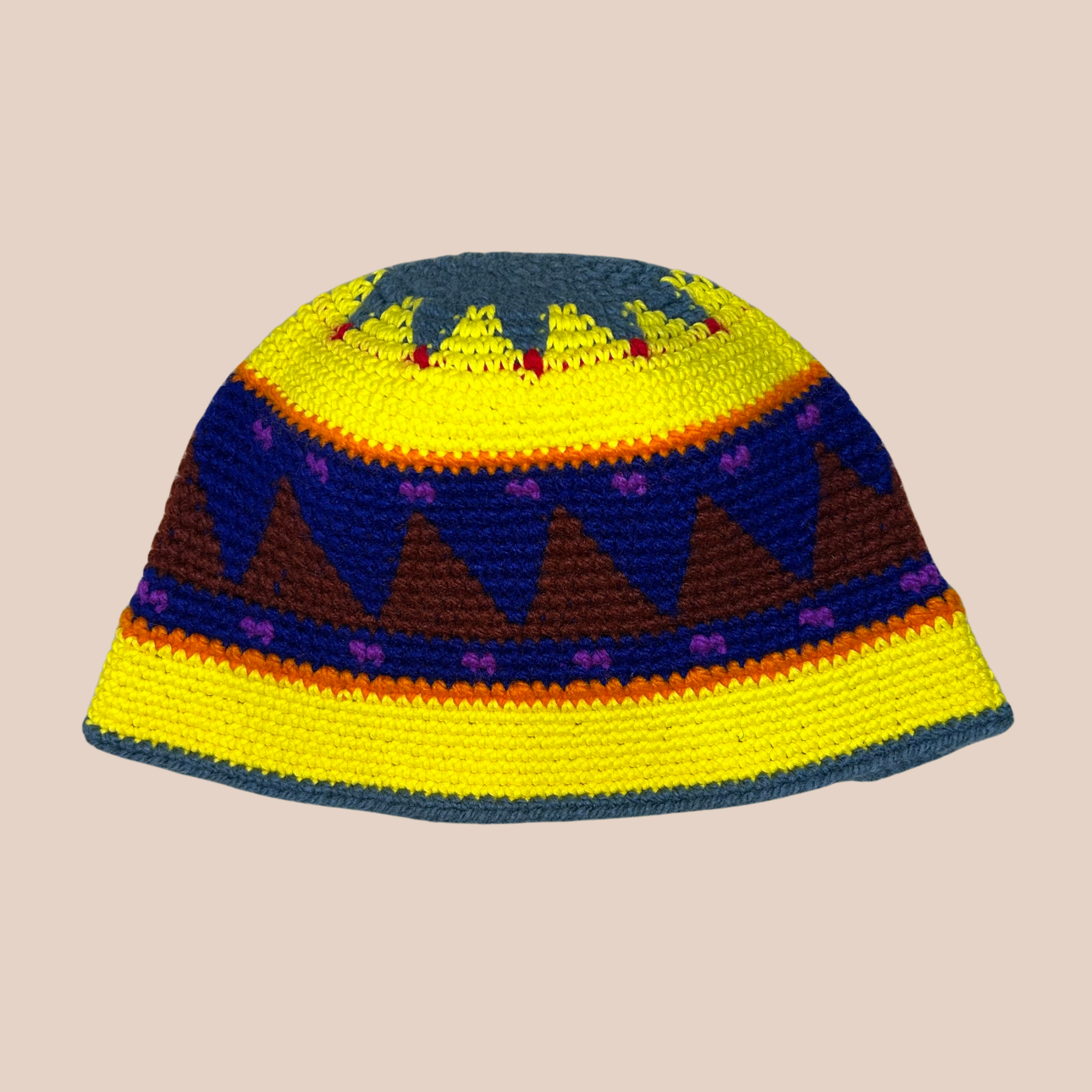 Un bucket hat crocheté en laine et acrylique, arborant des couleurs vives et audacieuses