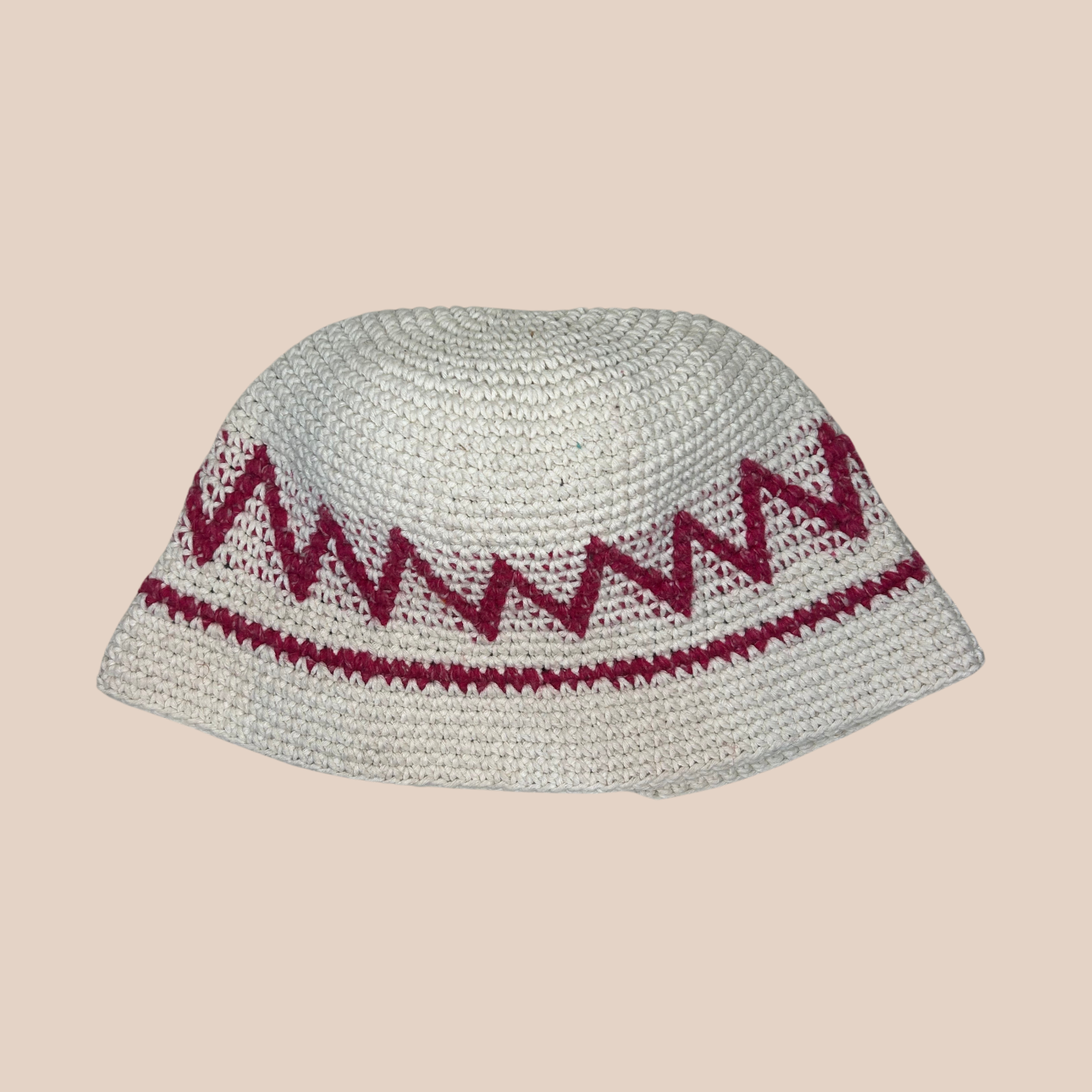 Un bucket hat crocheté en laine et acrylique, blanc et rose