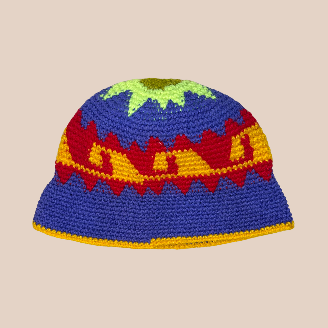 Image d'un bucket hat crocheté en laine et acrylique de Maison Badigo, arborant des couleurs vives et audacieuses