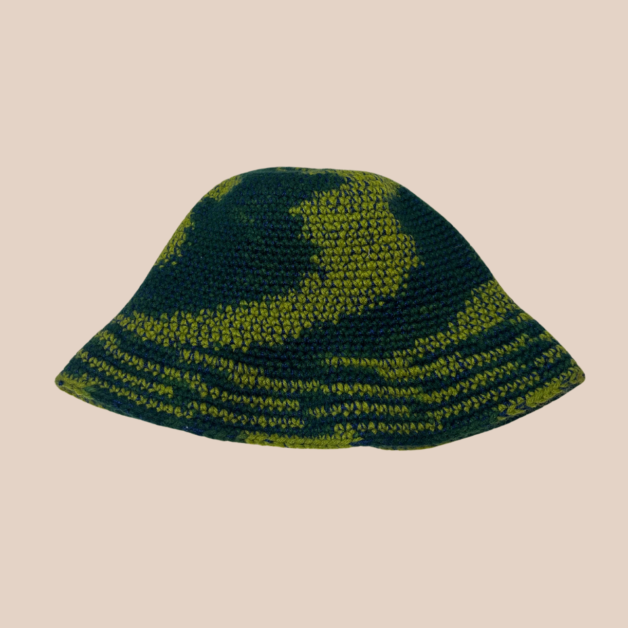 Un bucket hat crocheté en laine et acrylique, arborant des couleurs vertes