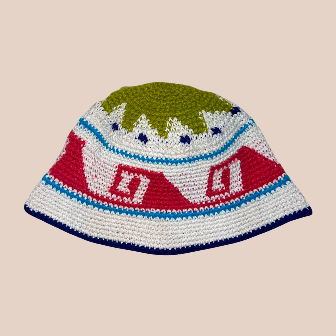 Image d'un bucket hat crocheté en laine et acrylique de Maison Badigo, arborant des couleurs vives et audacieuses