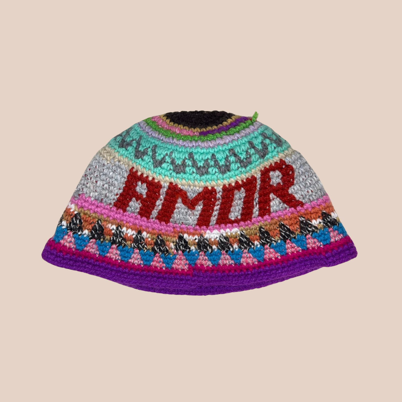 Image d'un bucket hat crocheté en laine et acrylique avec texte "amor" de Maison Badigo, arborant des couleurs vives et audacieuses
